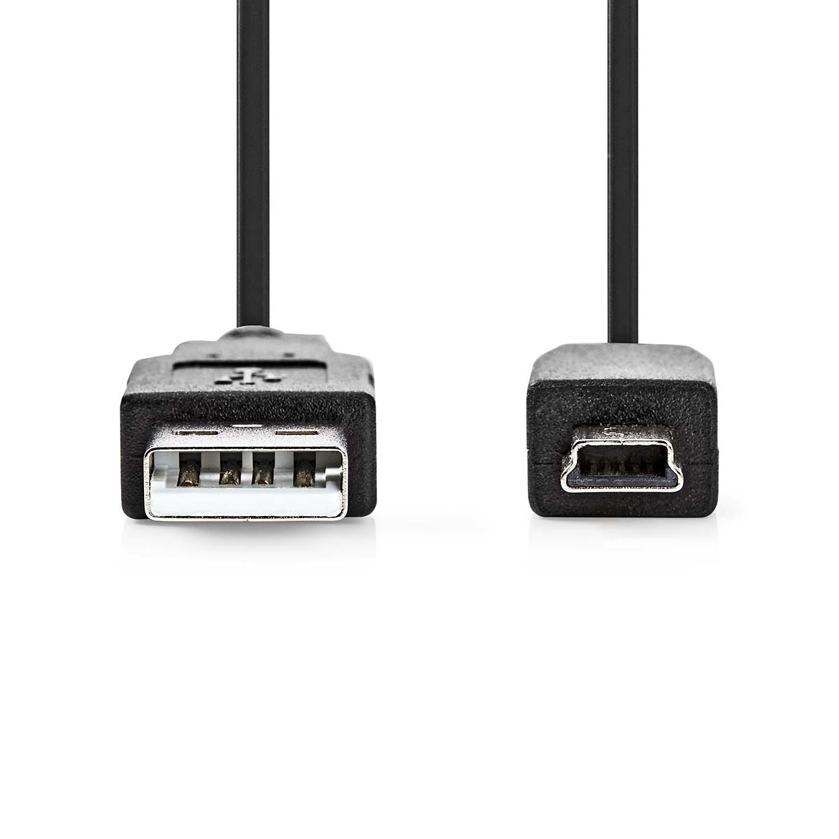 Zwarte USB-kabel, vrouwelijke en mannelijke connectoren. De achtergrond is wit.