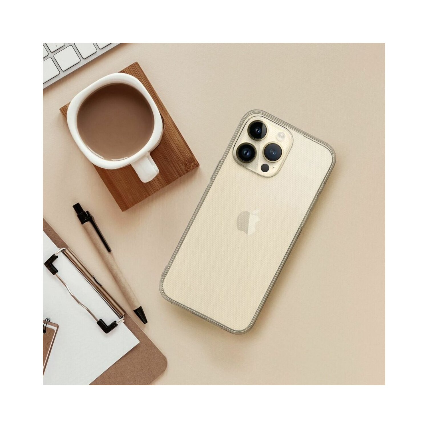 Smartphone con custodia, penna, tazza di caffè e un sottobicchiere in legno. Superficie beige.