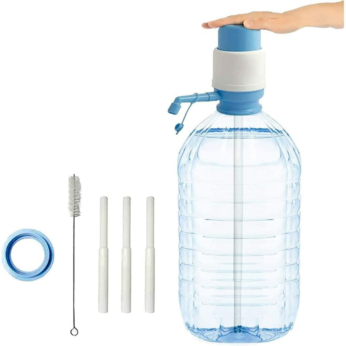 Bottiglia d'acqua con pompa blu, parti e spazzola per la pulizia. Superficie bianca.