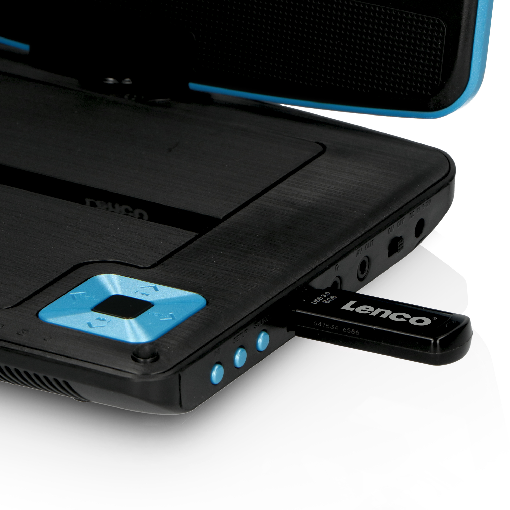 Czarny i niebieski przenośny odtwarzacz DVD z włożonym dyskiem USB.