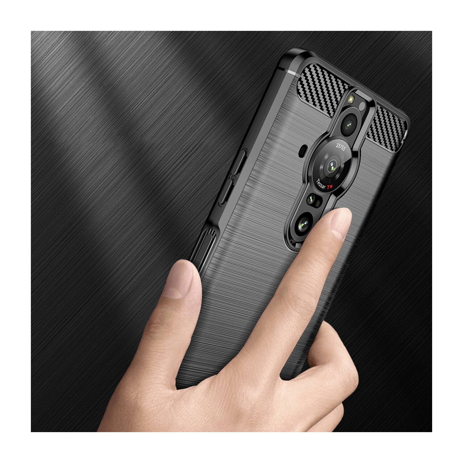 Eine Hand, die eine schwarze Telefonhülle mit strukturierter Rückseite und einem Kameramodul mit Zeiss-Optik hält.