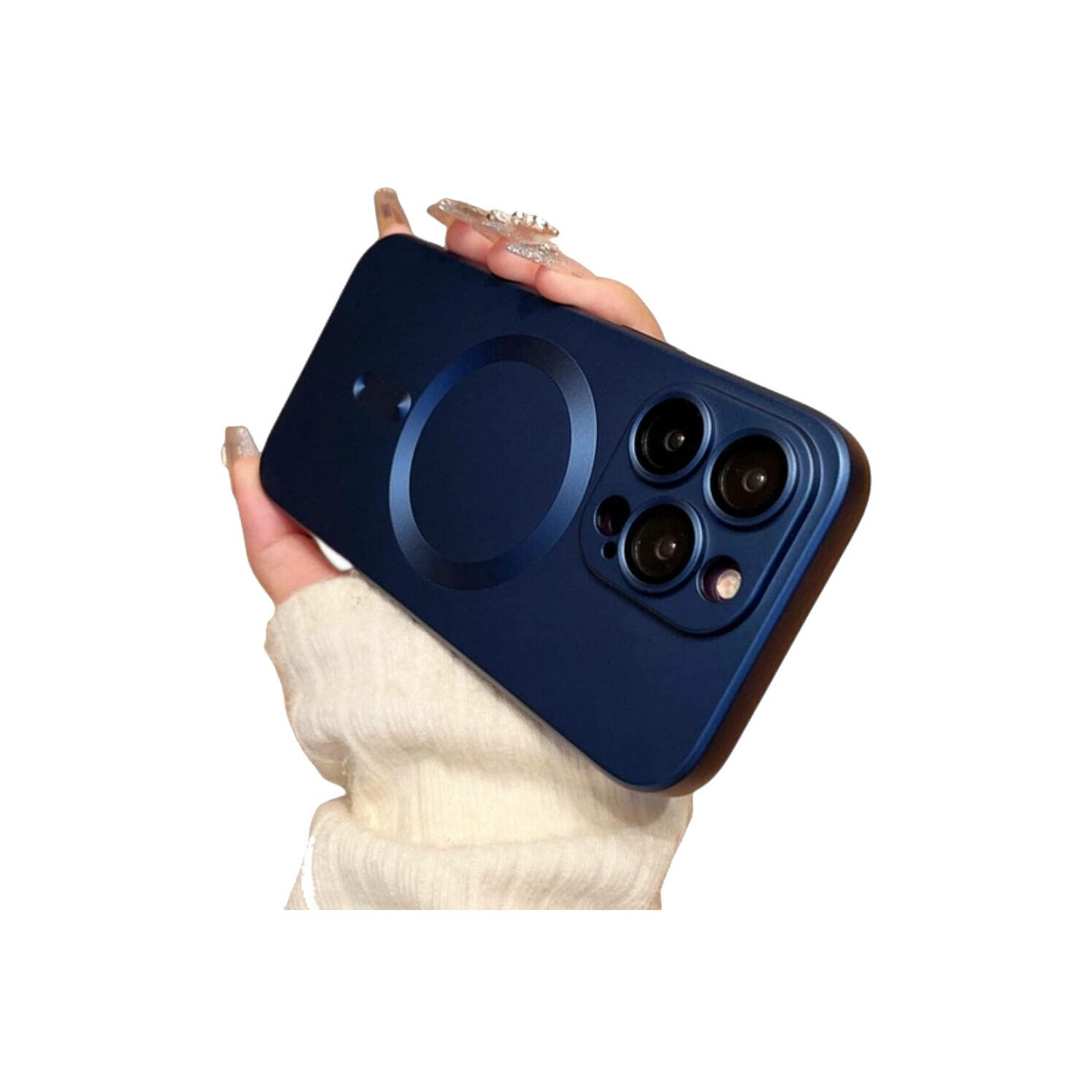 Una mano che tiene una custodia blu navy con un'estensione per la fotocamera e un cerchio di ricarica.