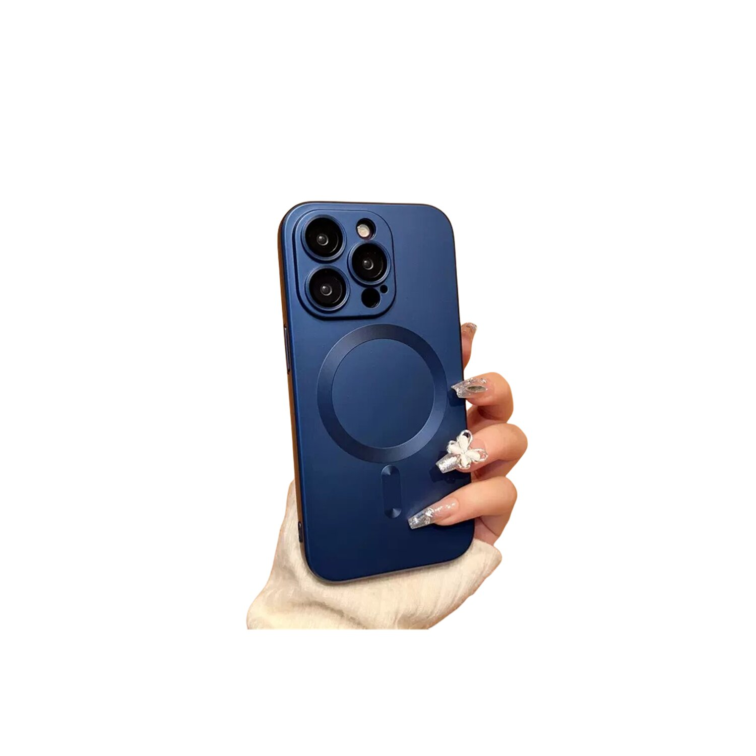 Una mano di donna che tiene una custodia blu per telefono con tre obiettivi della fotocamera.