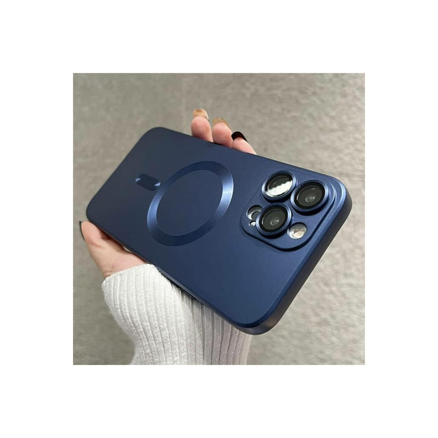 Una custodia blu per telefono con un'area di ricarica circolare sul retro. Il telefono ha più obiettivi per fotocamera.