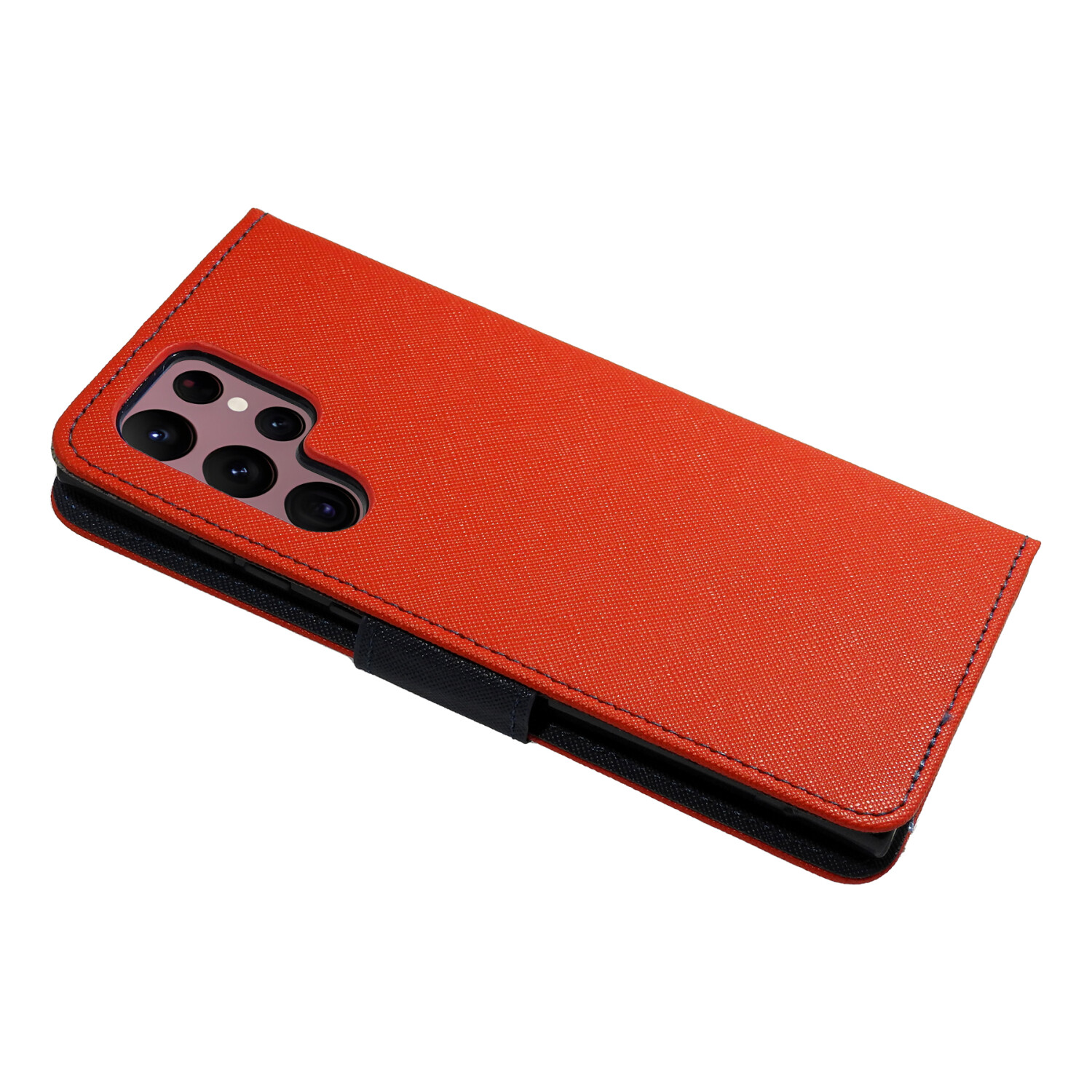 Custodia per telefono in pelle rossa con ritagli per fotocamera su sfondo bianco.