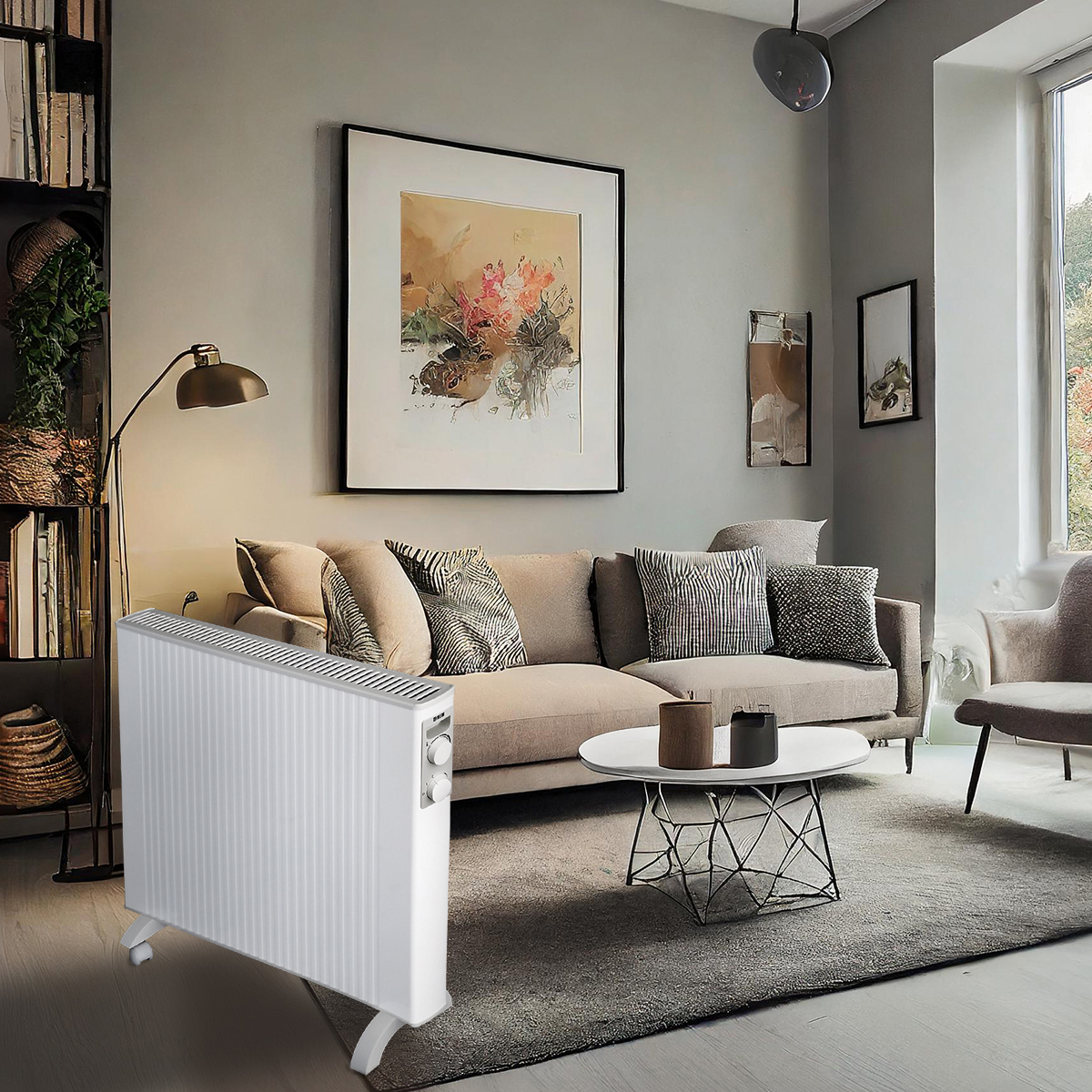 Sala de estar con calefactor blanco, sofá, cuadros y una lámpara.