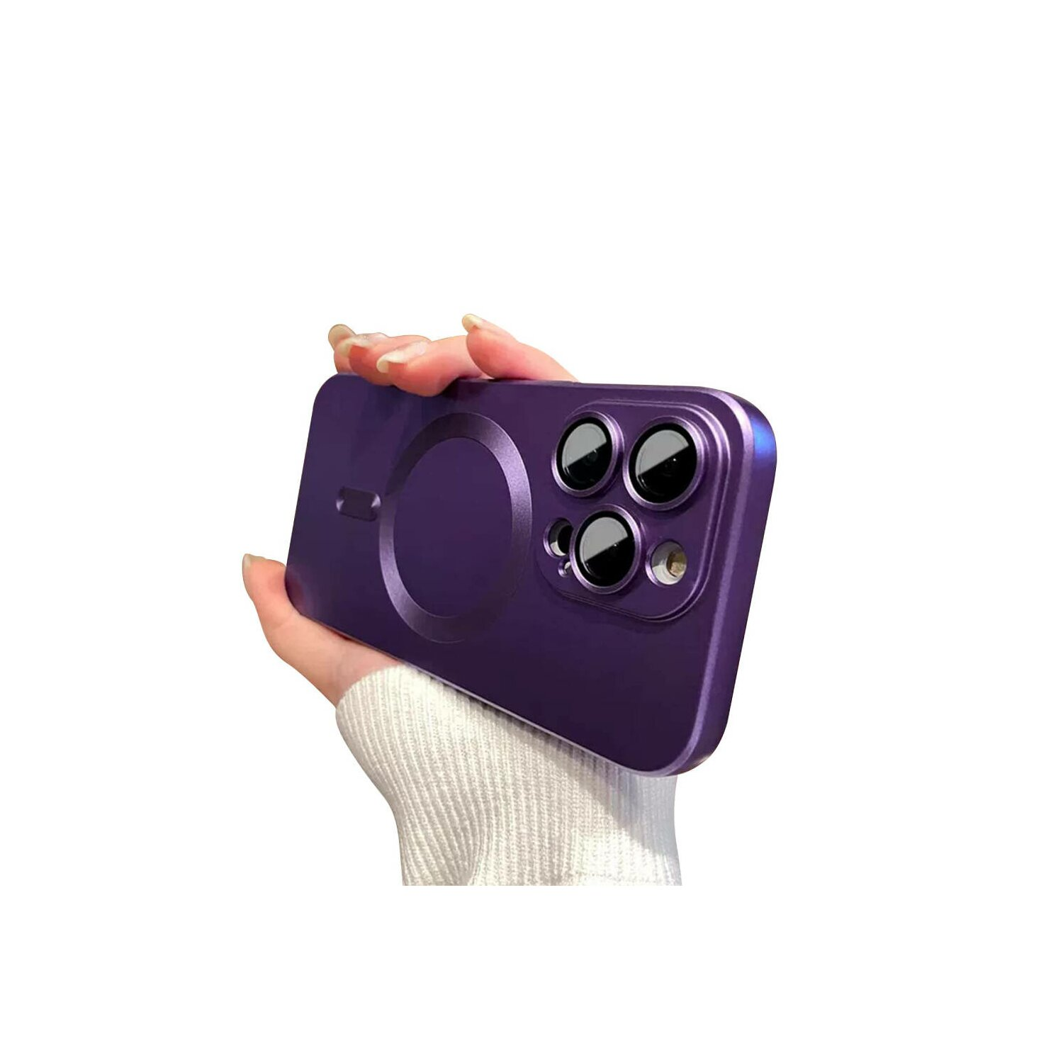 Mano che tiene una custodia viola per telefono con configurazione fotocamera. La custodia ha un'area magnetica circolare.