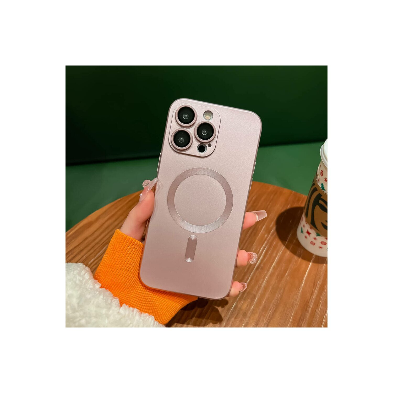 Mano che tiene una custodia rosa con sporgenza fotocamera.
