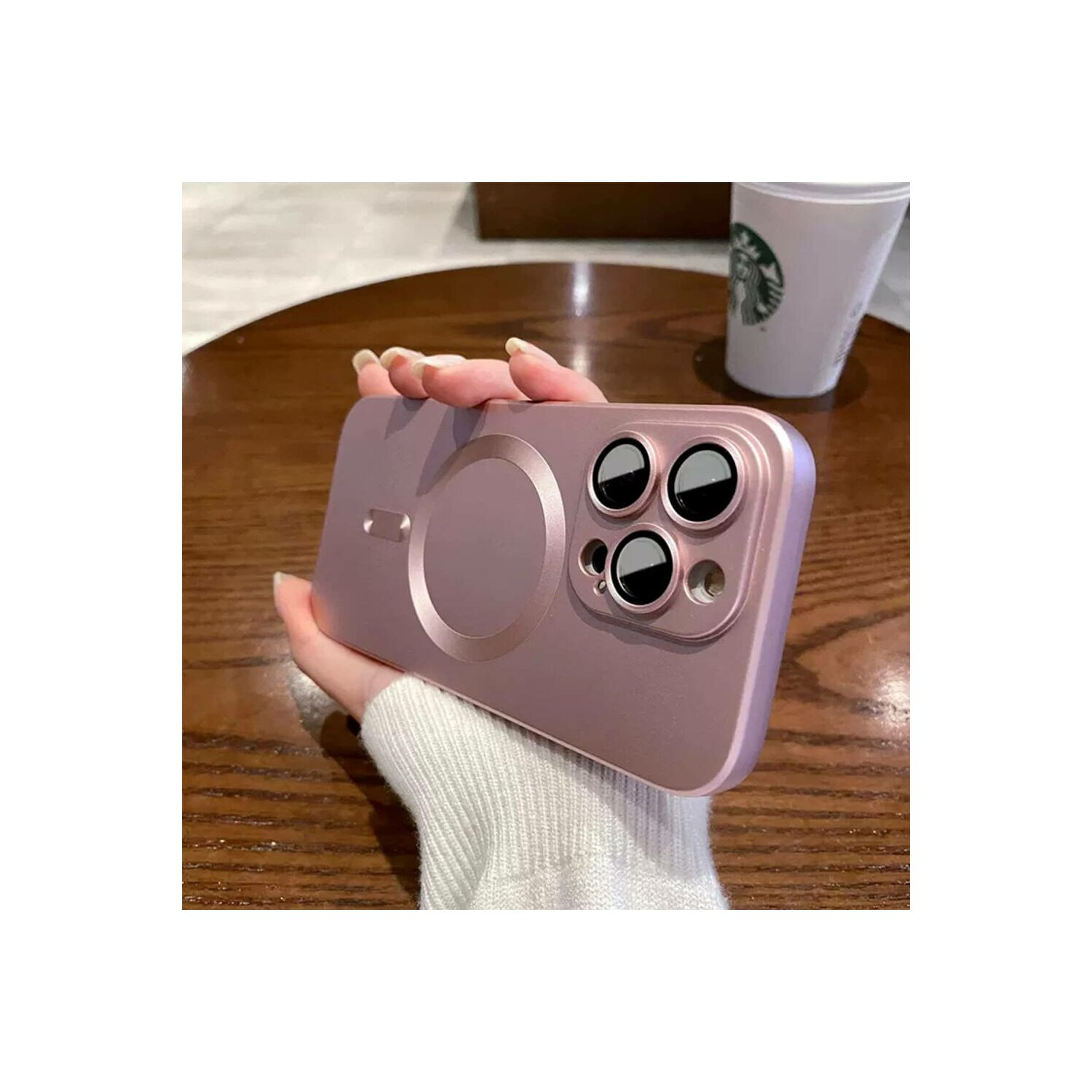 Una mano tiene una custodia rosa per telefono con sezione fotocamera e cerchio magnetico.