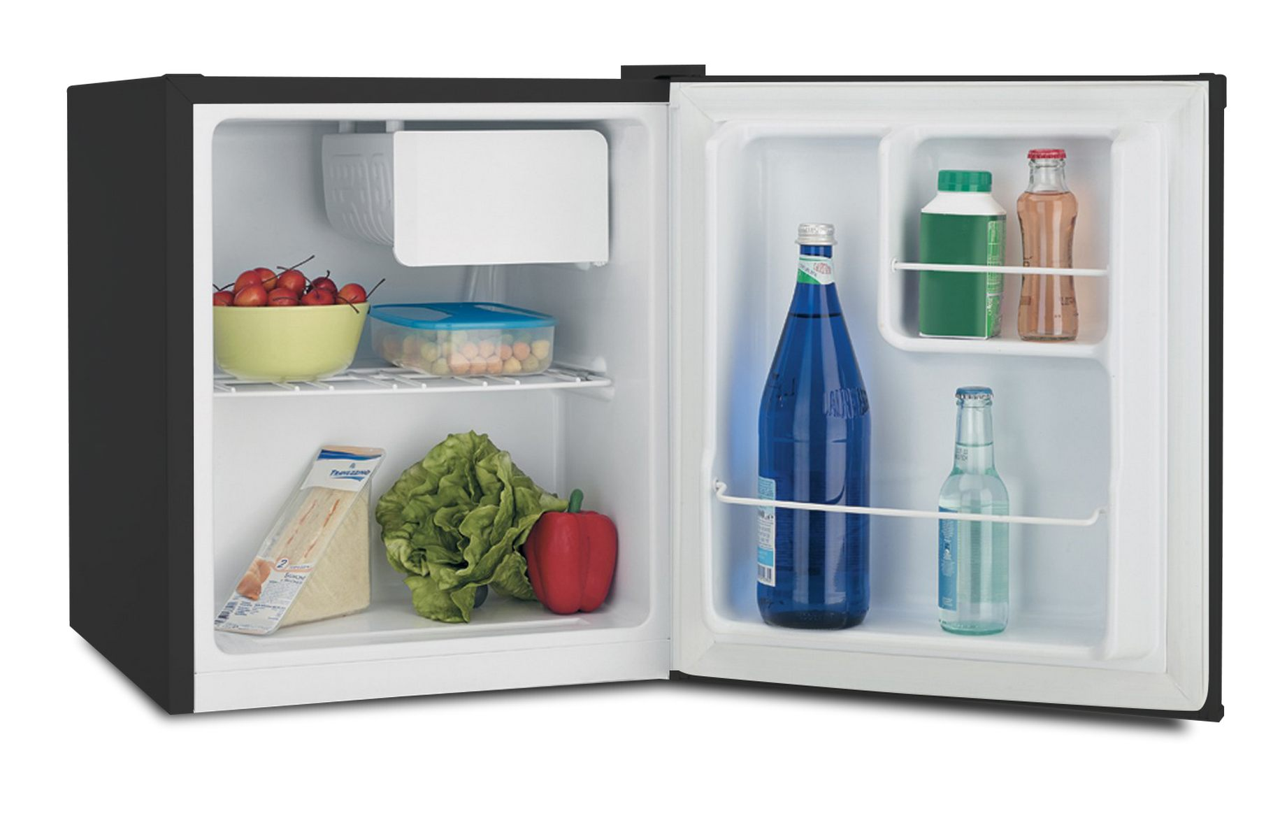 Un pequeño frigorífico negro con la puerta abierta, que muestra contenido como alimentos y bebidas.
