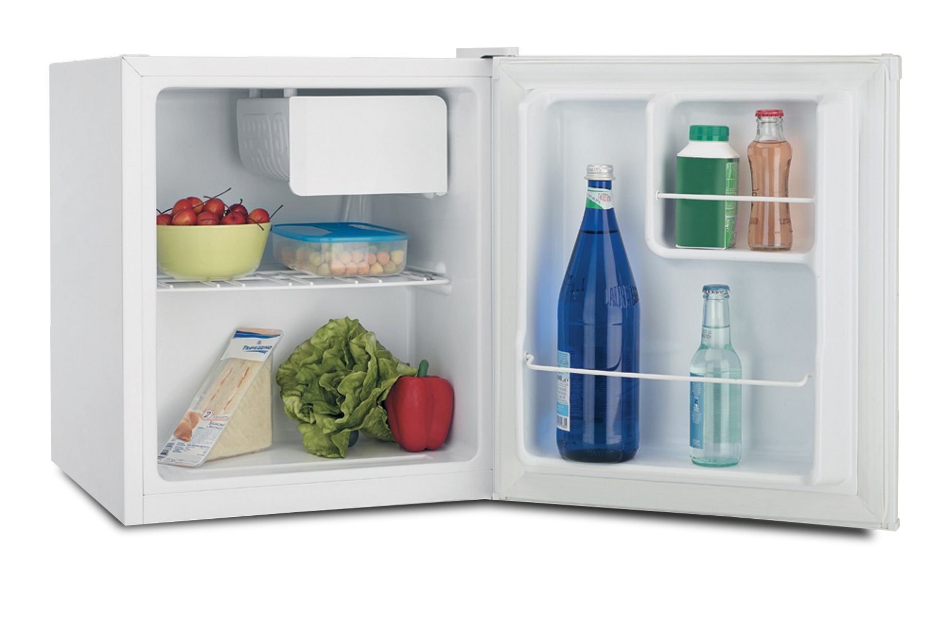 Pequeño refrigerador blanco con la puerta abierta. Contiene alimentos, incluyendo botellas de agua, fruta y sándwiches.