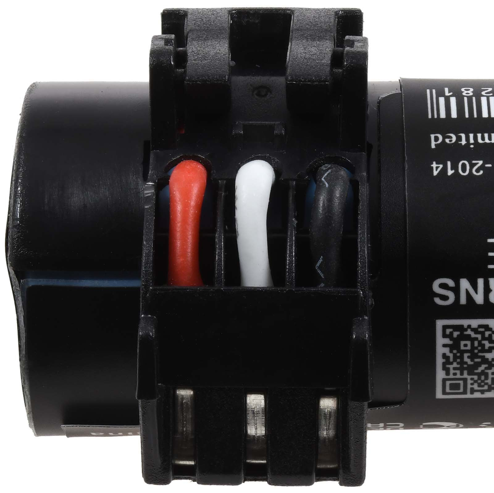 Nahaufnahme eines schwarzen elektrischen Steckers mit roten, weißen und schwarzen Drähten.