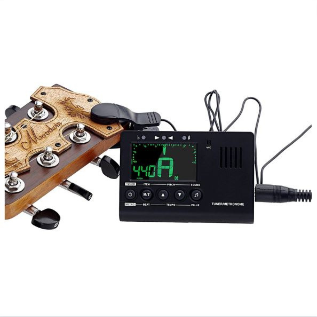 Eine Gitarrenkopfplatte mit einem Stimmgerät. Es zeigt den Ton und die zu stimmende Frequenz.