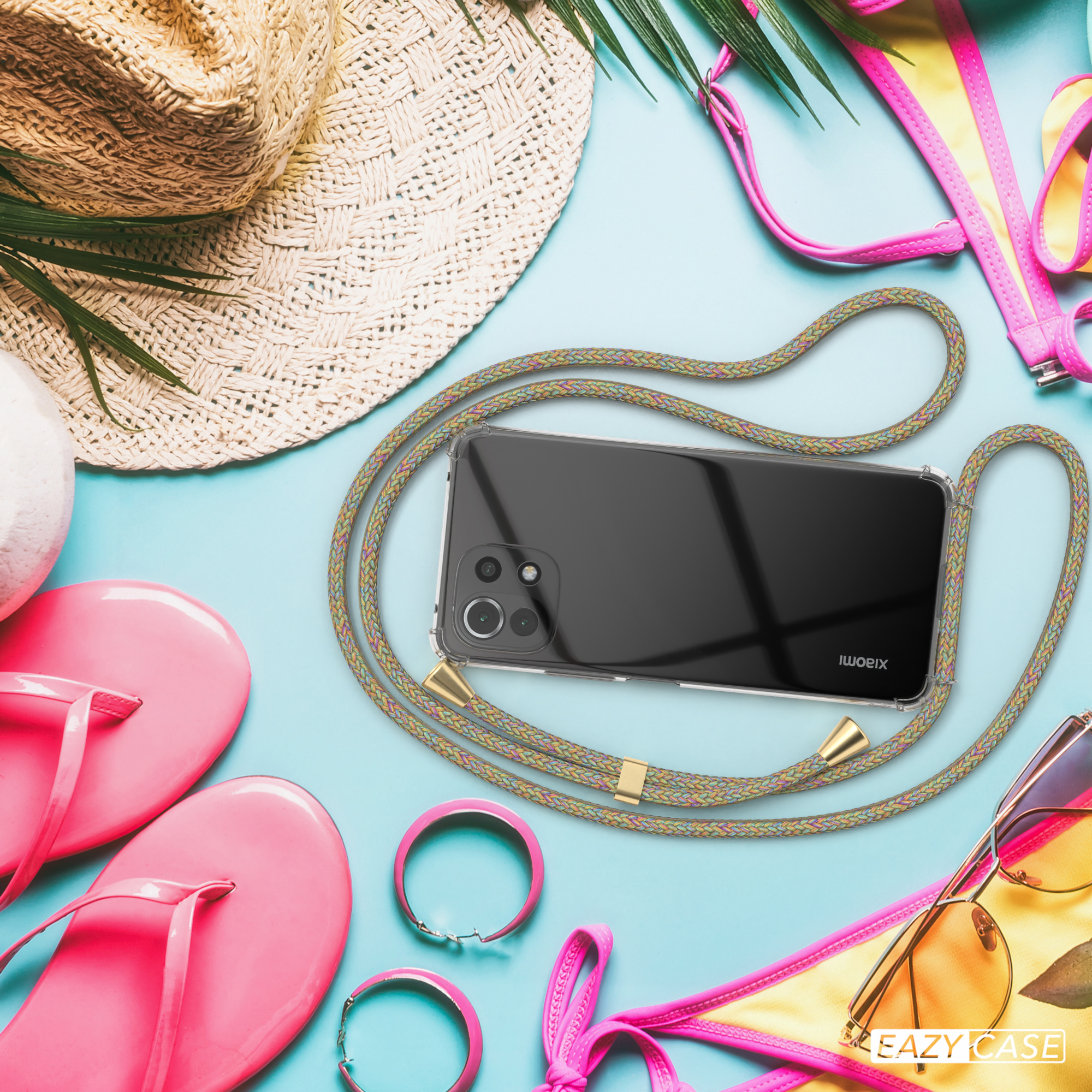 Telefon mit Hülle und Umhängeband, plus Accessoires wie Hut, Sonnenbrille und Schmuck.