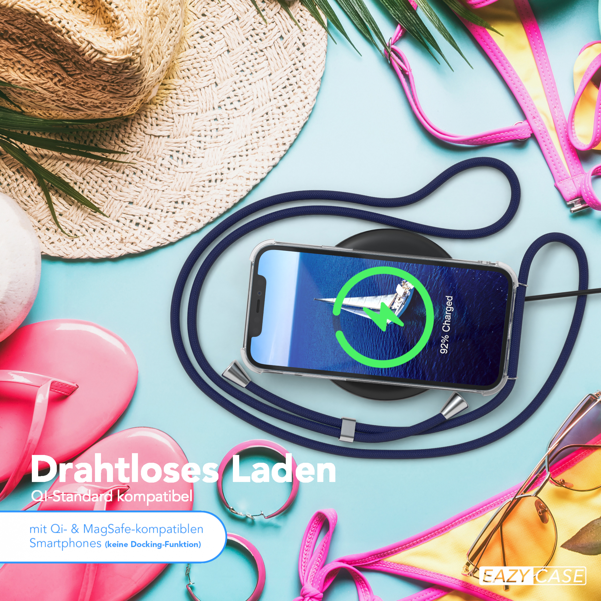 Ein Telefon auf einem kabellosen Ladegerät. Strandartikel umgeben es: Hut, Sonnenbrille, Sandalen.