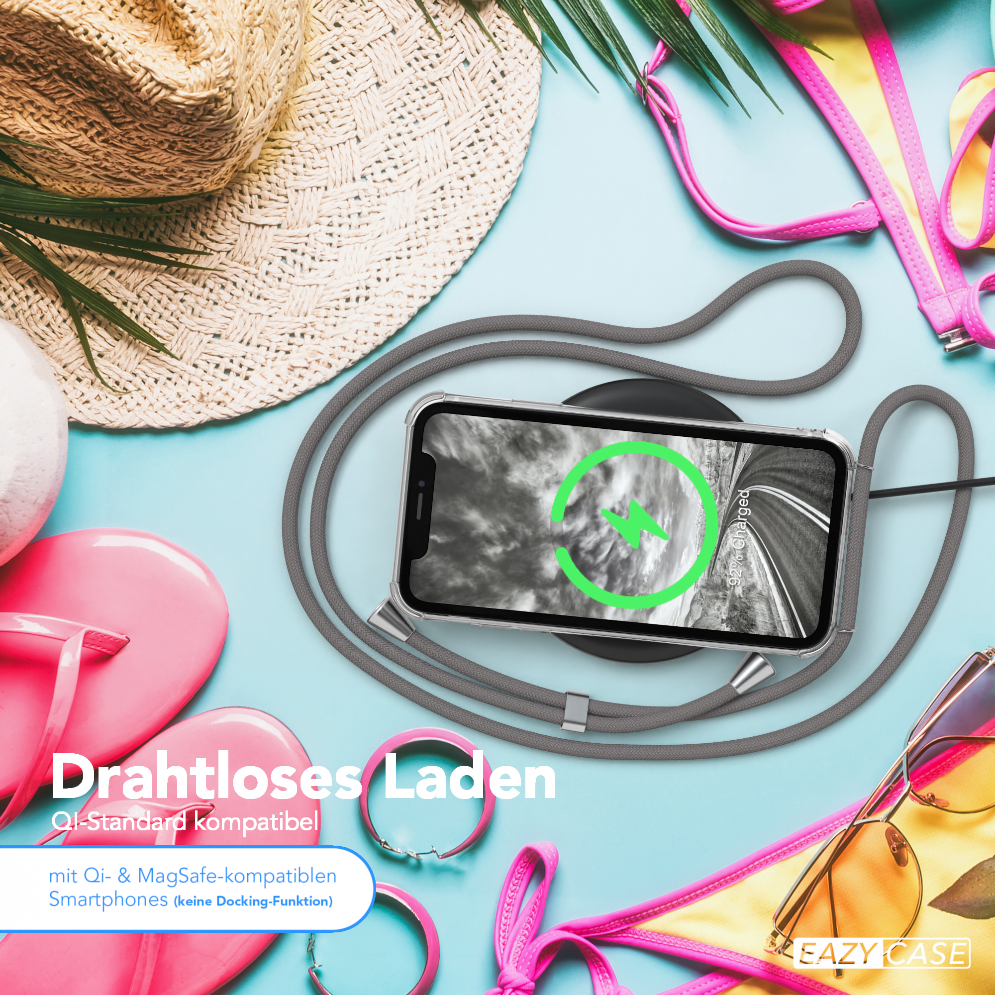 Telefon auf kabellosem Ladegerät, mit Flip-Flops und Sonnenbrille, blauer Hintergrund.