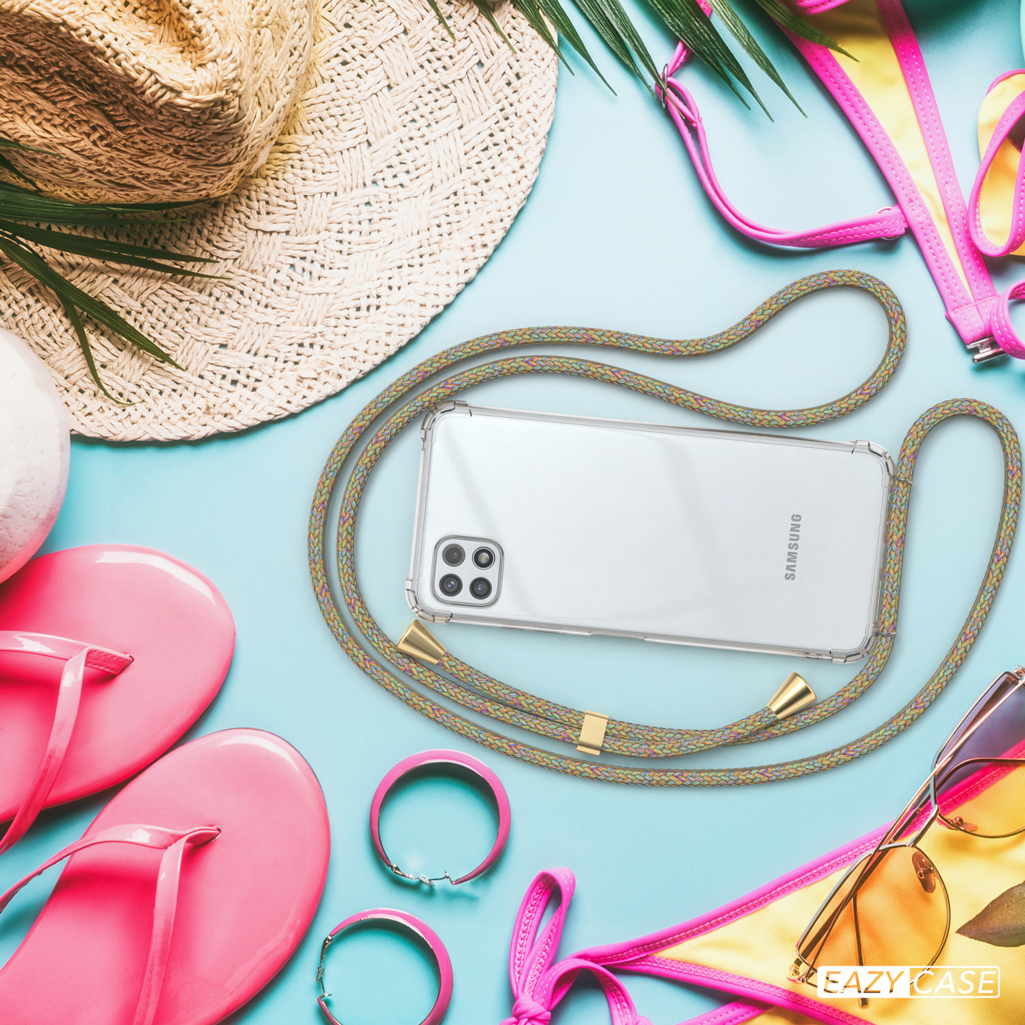 Eine Strandszene mit einem Telefon in einer Hülle, einem Hut, einer Sonnenbrille und einem Bikini. Der Hintergrund ist blau.