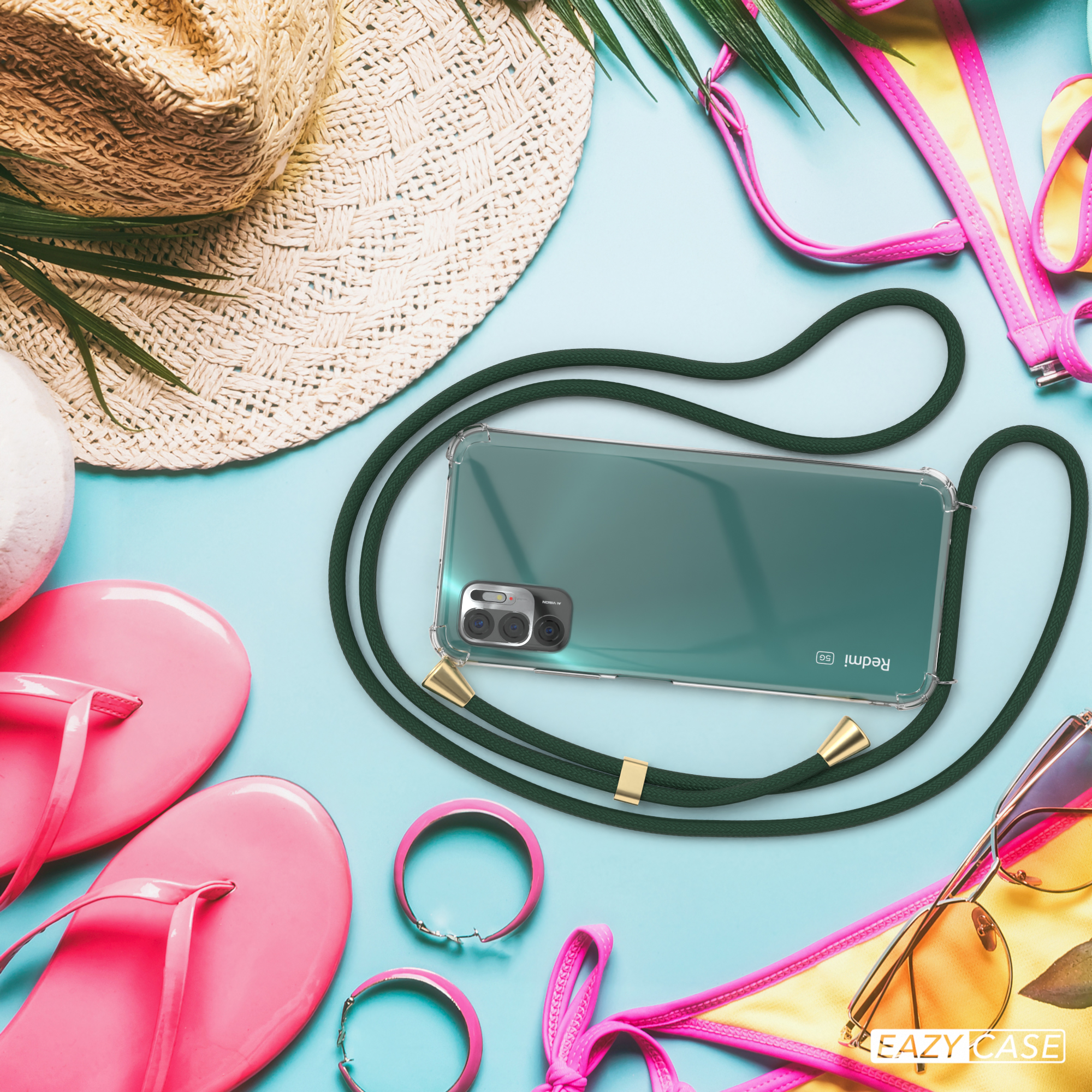 Ein Telefon mit Hülle und Lanyard am Strand. Strandartikel umgeben es: Hut, Sonnenbrille, Sandalen.