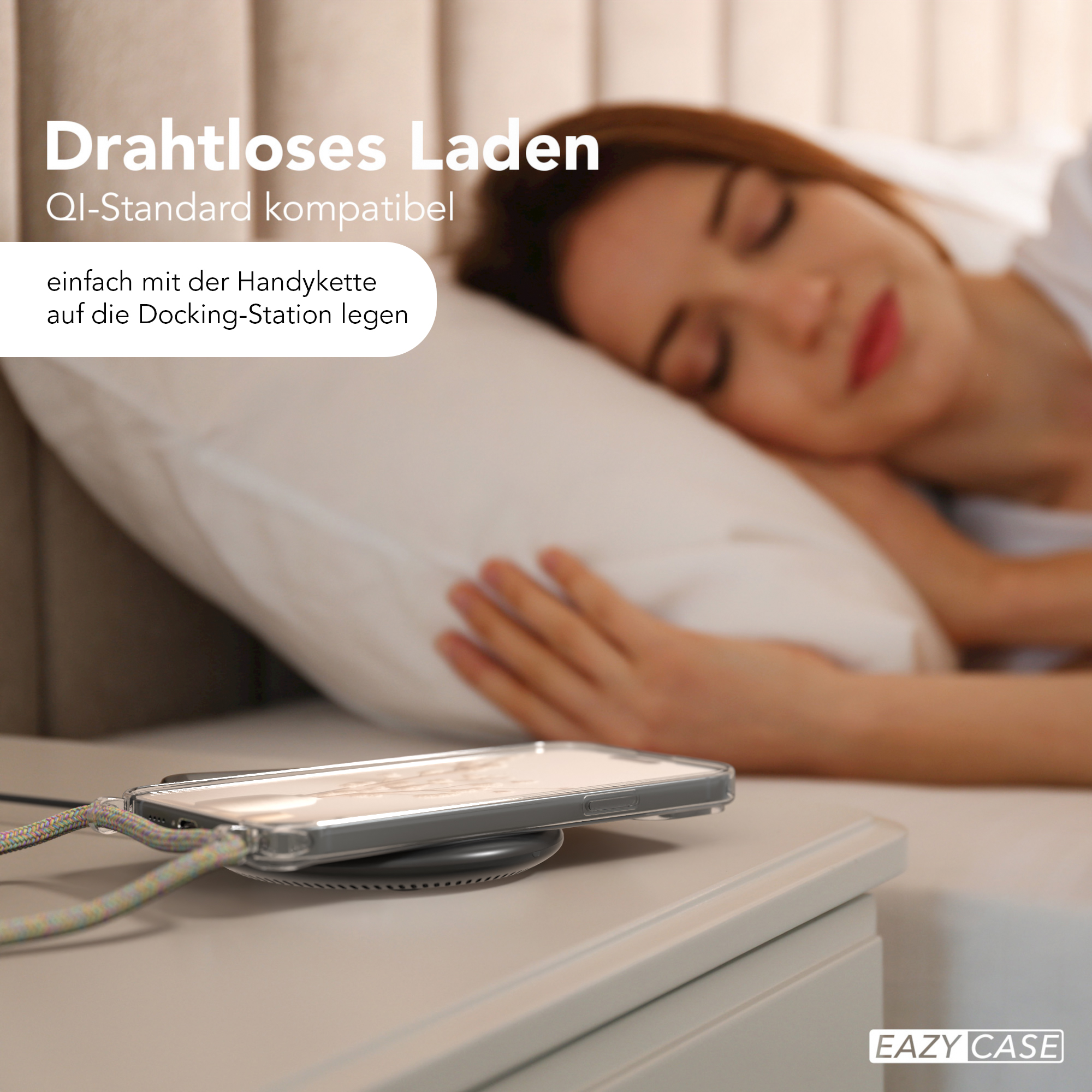 Telefon lädt auf einem Nachttisch, im Hintergrund eine schlafende Frau und Text.