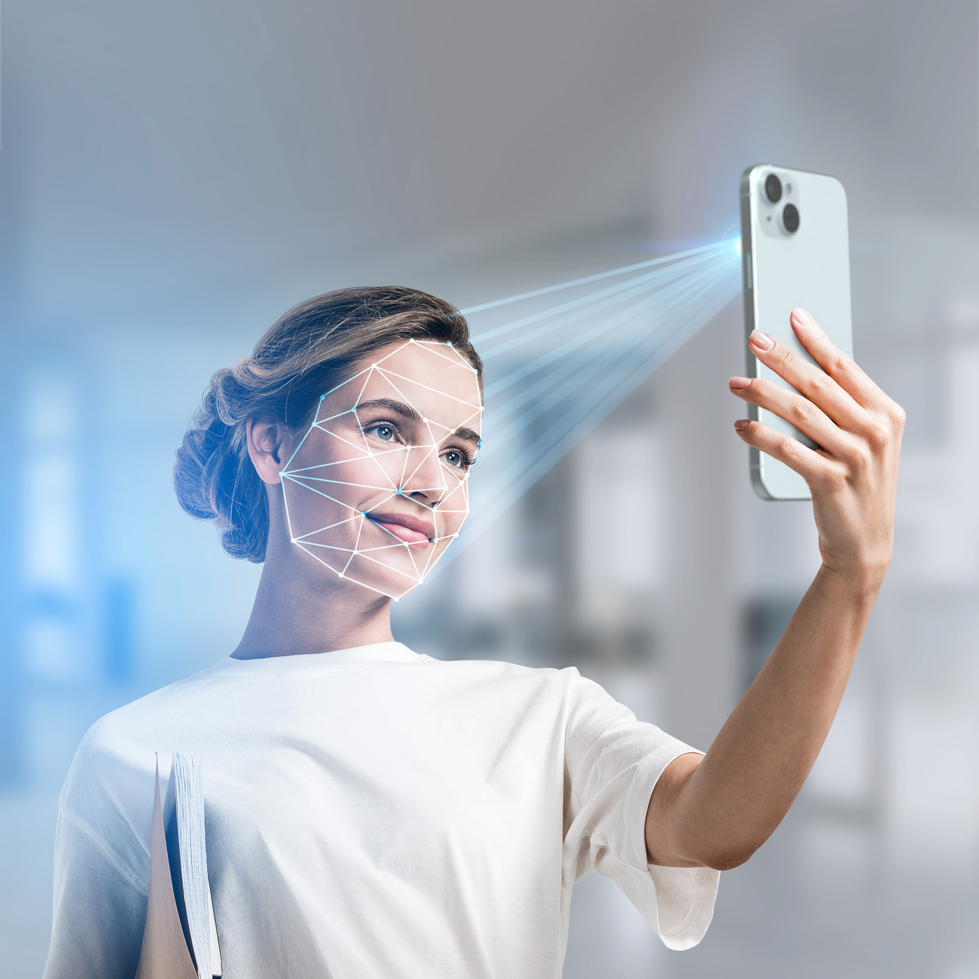 Frau hält Telefon, Gesicht mit Linien gescannt, wahrscheinlich für Gesichtserkennung.