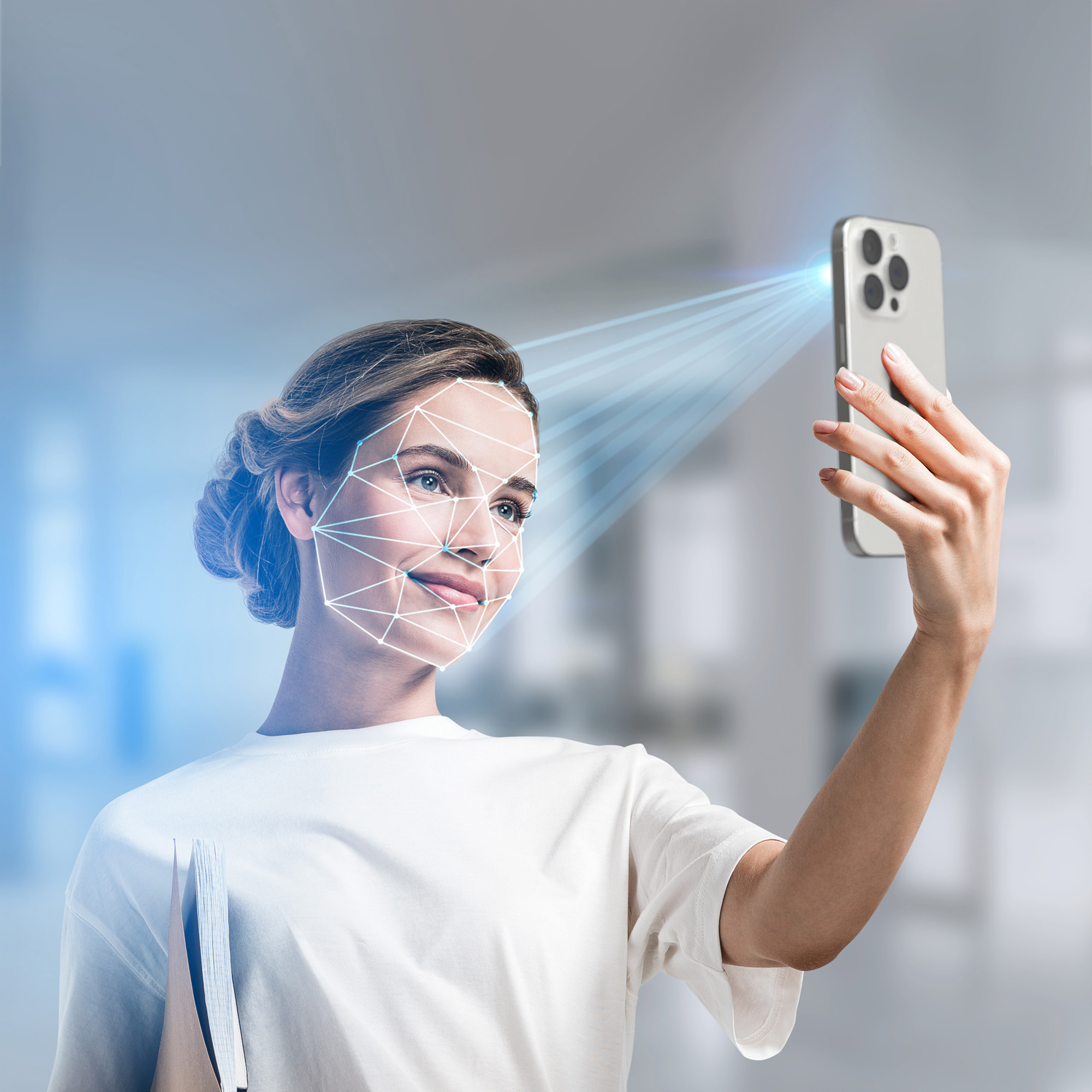 Frau hält Telefon, Gesichtserkennungslinien überlagert.