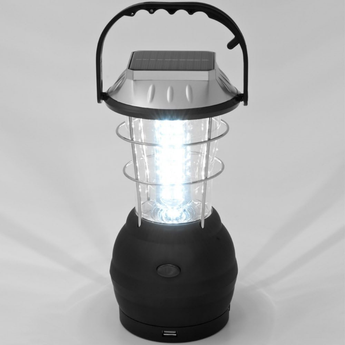 Schwarze und silberne Solar-Laterne. Die Laterne leuchtet und zeigt ein helles weißes Licht.