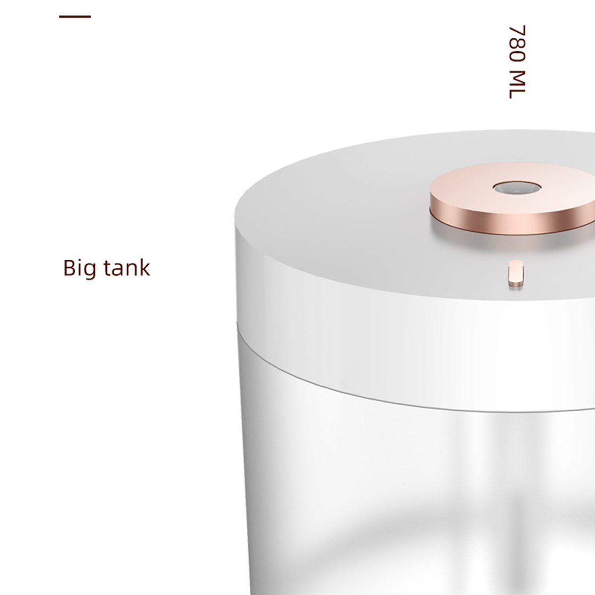 Ein weißer und klarer Wassertank. Er hat einen kupferfarbenen Deckel. Er sagt 780 ml.