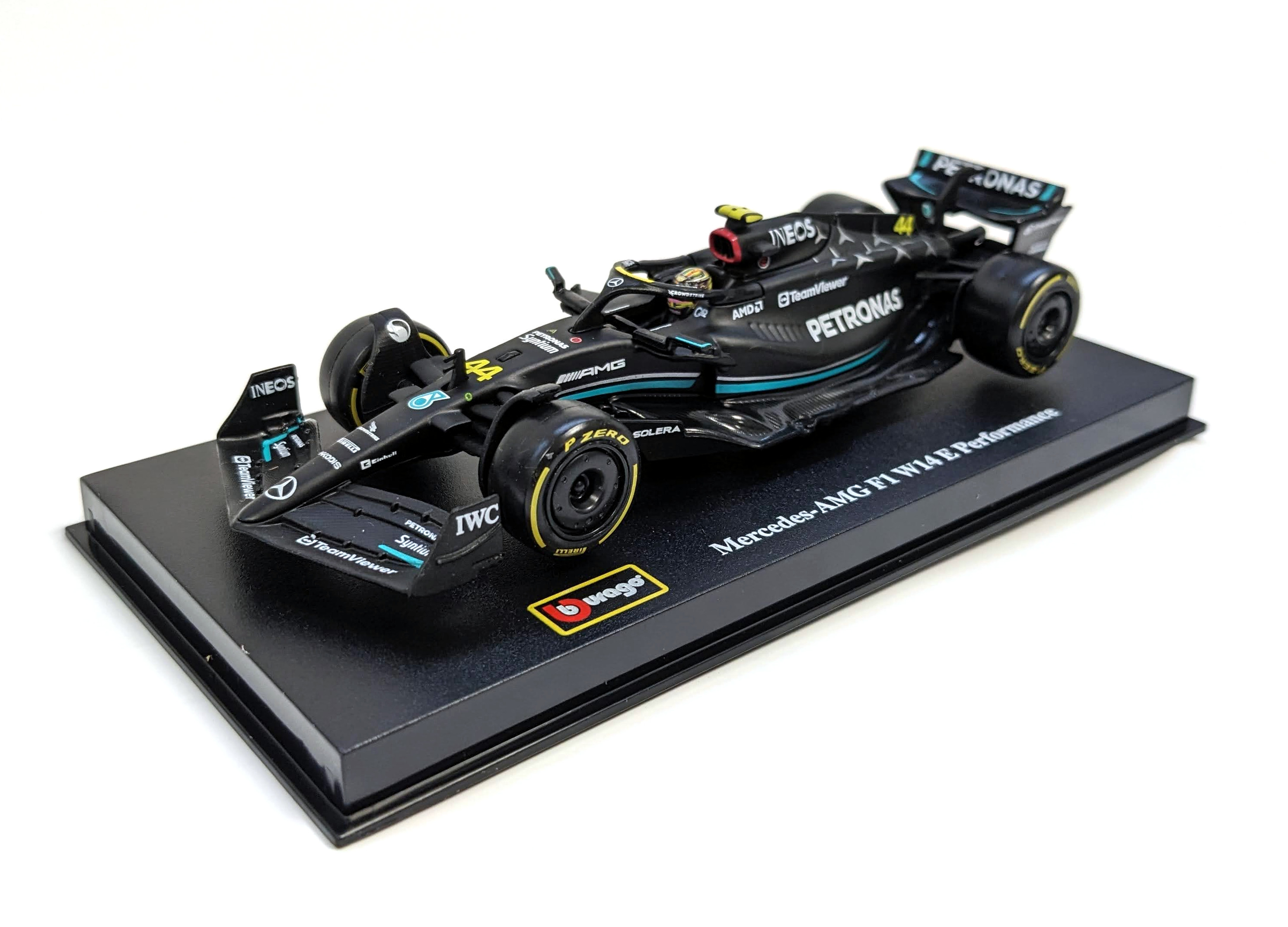 Model samochodu Mercedes-AMG F1 W14 E Performance na czarnej podstawie ekspozycyjnej.