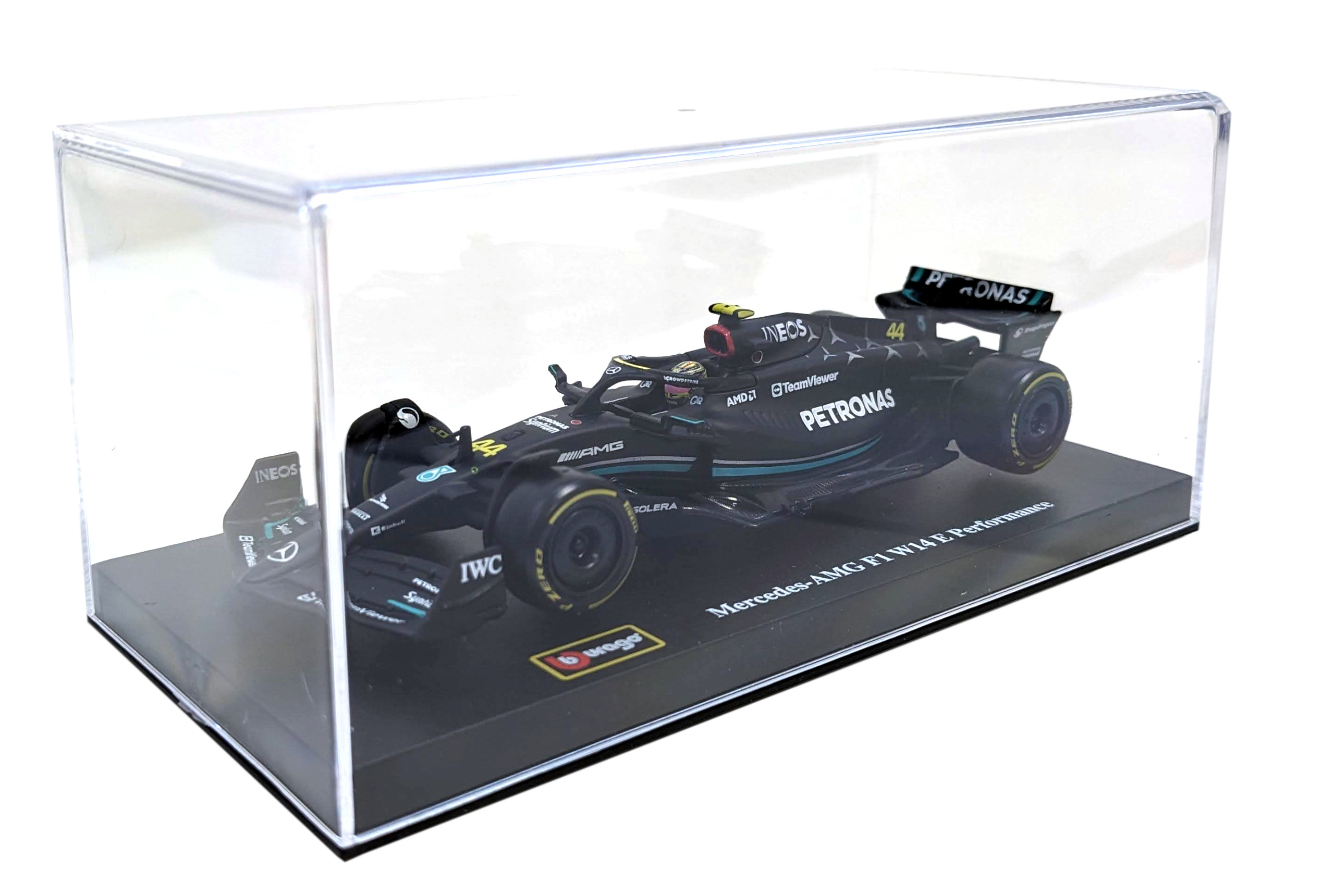 Model samochodu Formuły 1 w przezroczystej gablocie, na białym tle.
