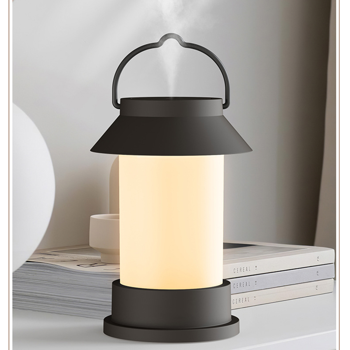 Schwarz-weiße Lampe mit Griff, die warmes Licht ausstrahlt. Auf einem weißen Tisch mit Büchern in der Nähe platziert.