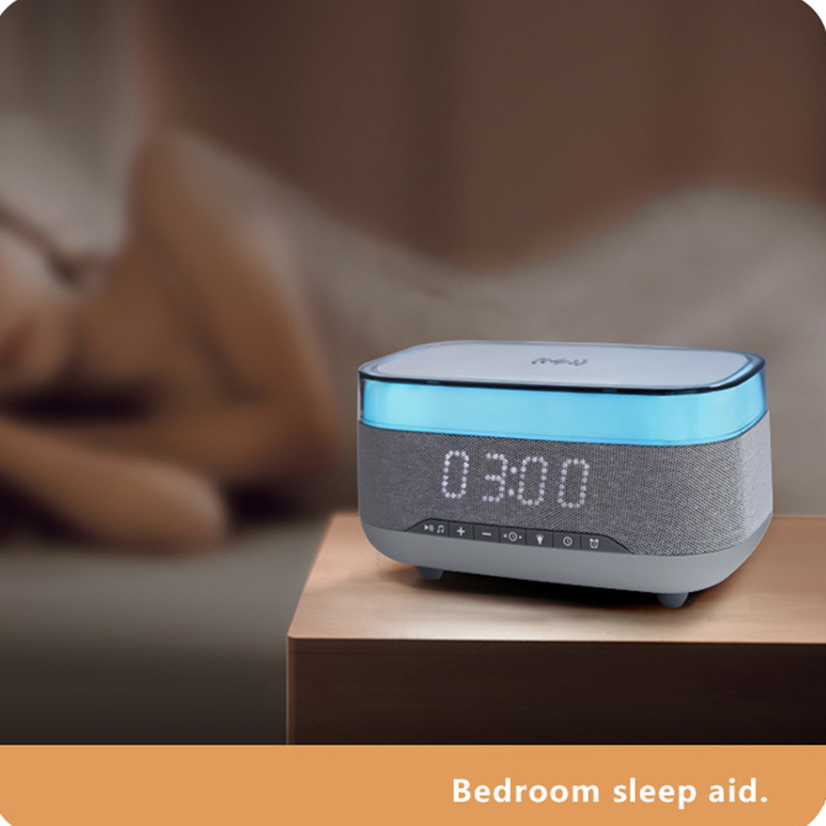 Eine graue und blaue Uhr zeigt 03:00 auf einem Nachttisch, mit einer unscharfen Person im Hintergrund.
