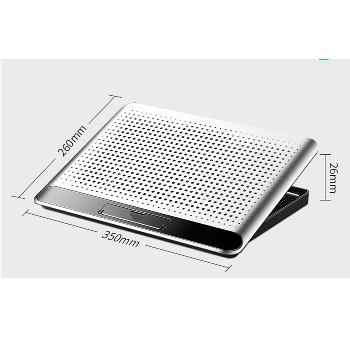 Ein silberfarbenes Laptop-Kühlpad mit Messungen und Belüftungslöchern auf weißem Hintergrund.