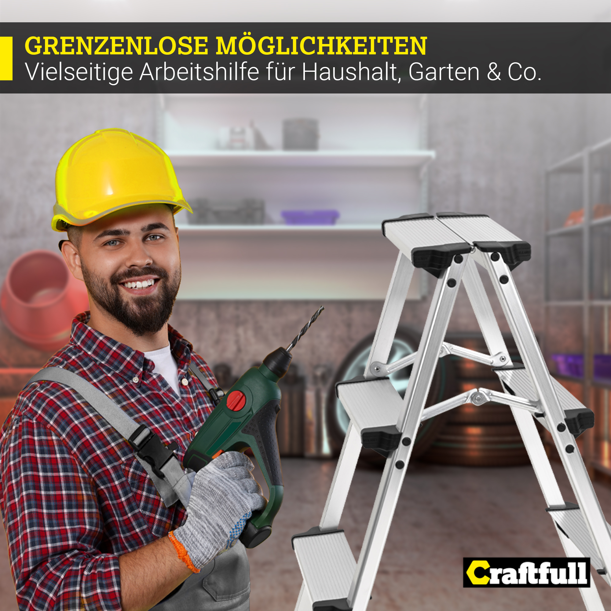 Ein Mann mit Schutzhelm lächelt. Er hält eine Bohrmaschine und steht neben einer Leiter.