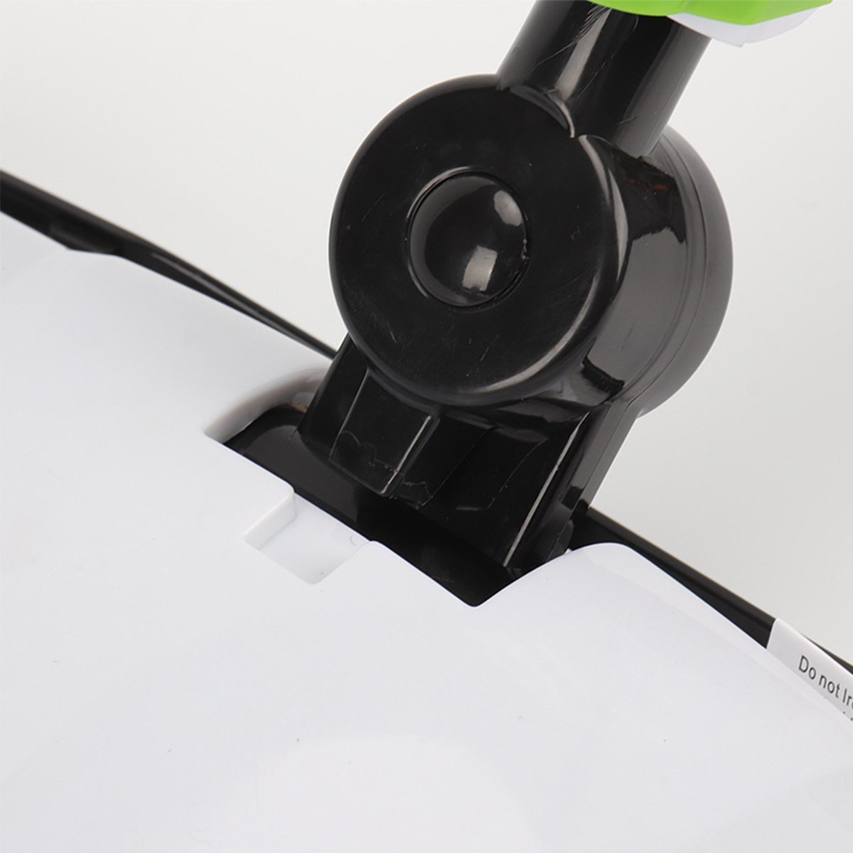 Nahaufnahme einer schwarz-weißen mechanischen Komponente eines Geräts, möglicherweise ein Scharnier.