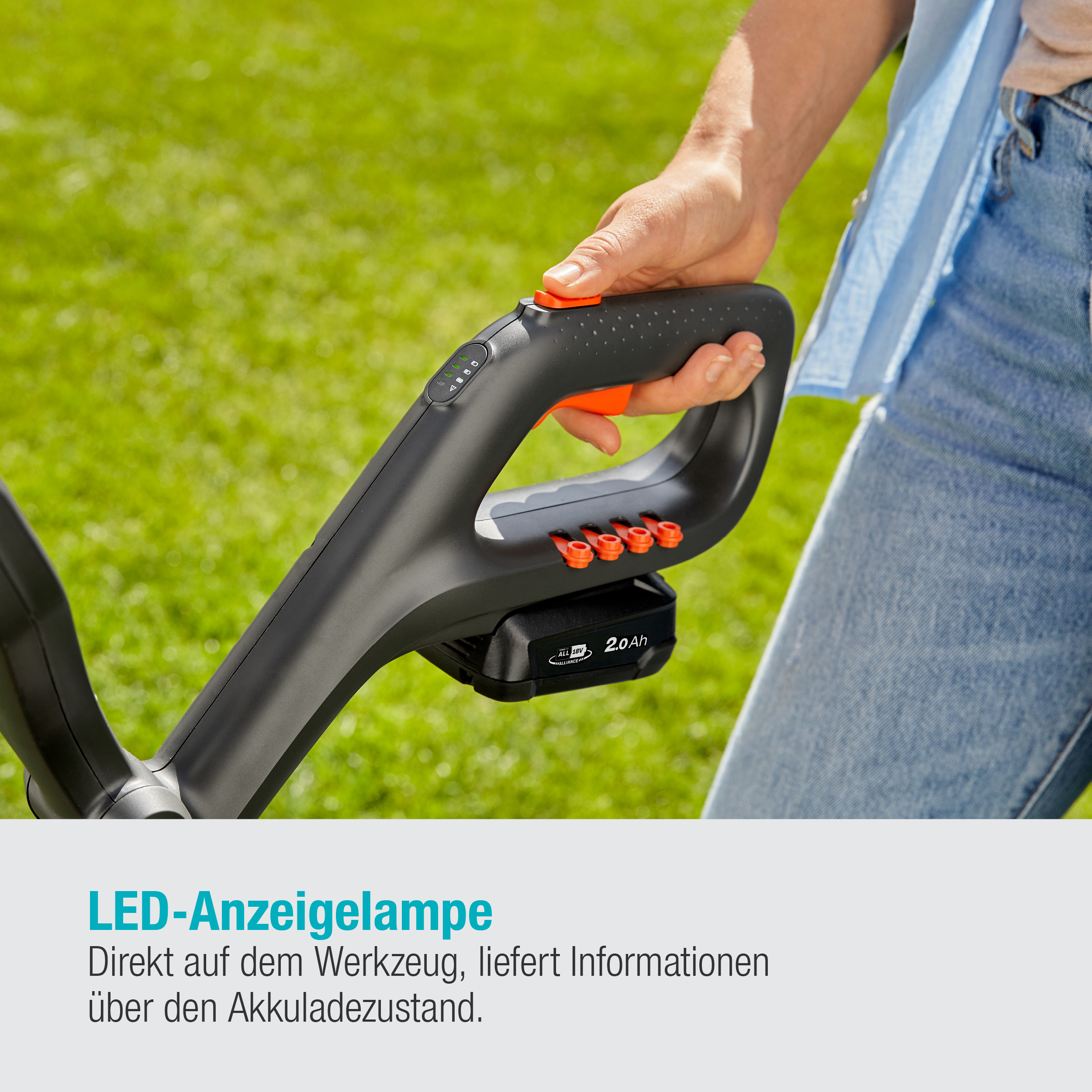 Hand hält Rasenmähergriff mit Anzeige, die Batterieinformationen zeigt.