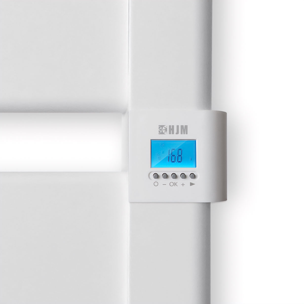 Calentador de pared blanco con pantalla digital que muestra 16.8. Botones debajo.