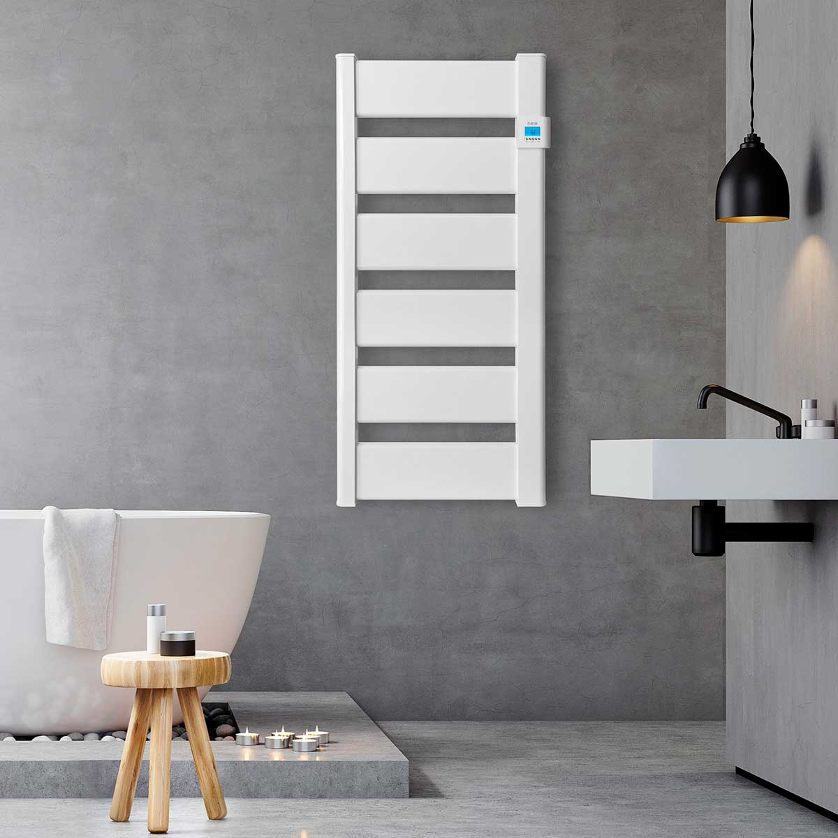 Baño con un toallero blanco, una bañera, velas y un lavabo. Pared gris.
