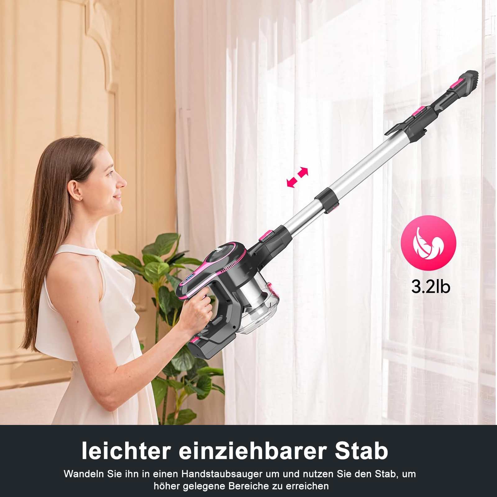 Eine Frau hält einen Staubsauger mit ausziehbarem Stab. Weißes Kleid, rosa Akzente und ein Gewicht von 3,2 lb sind sichtbar.