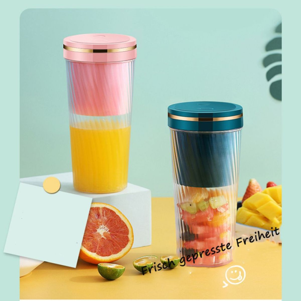 Zwei Mixer mit Saft, eine halbe Grapefruit und eine Limette.