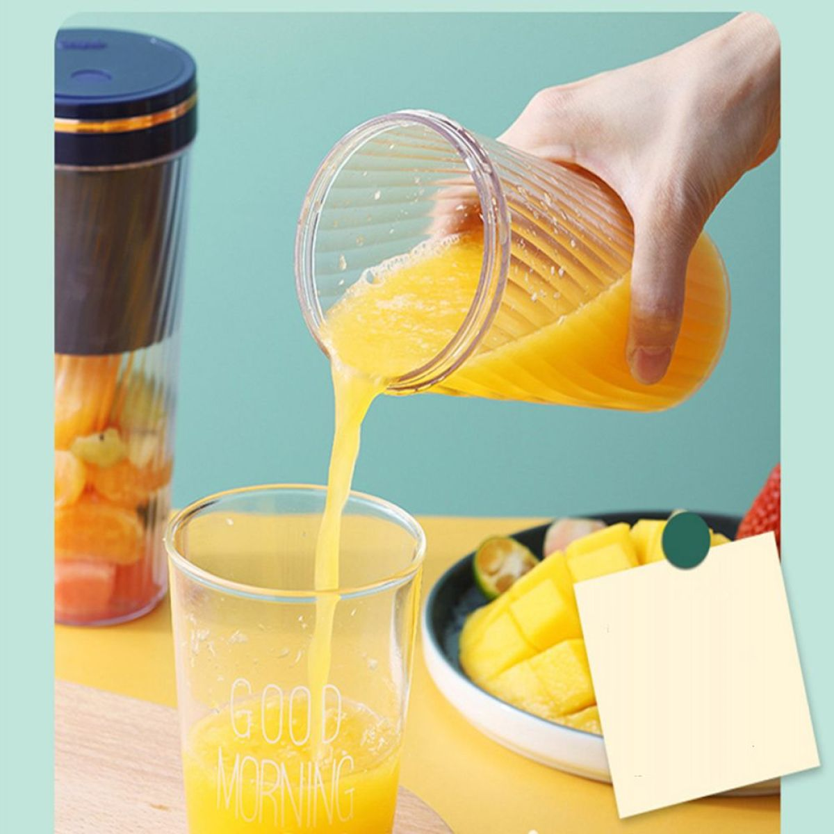 Eine Hand gießt Orangensaft aus einem durchsichtigen Krug in ein Glas, mit Obst daneben.