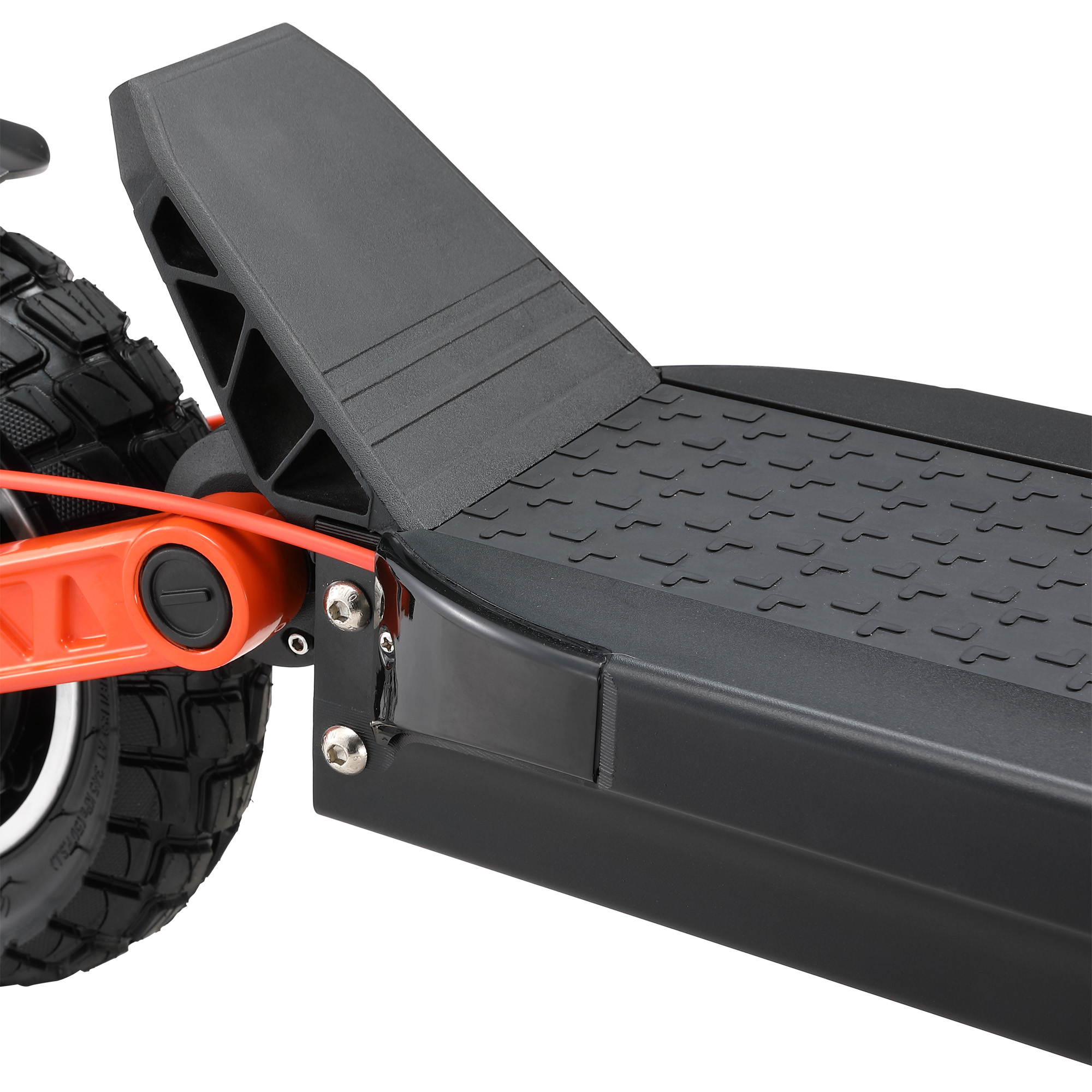 Nahaufnahme eines schwarzen Rollerdecks mit orangefarbenen Akzenten und einem Reifen.