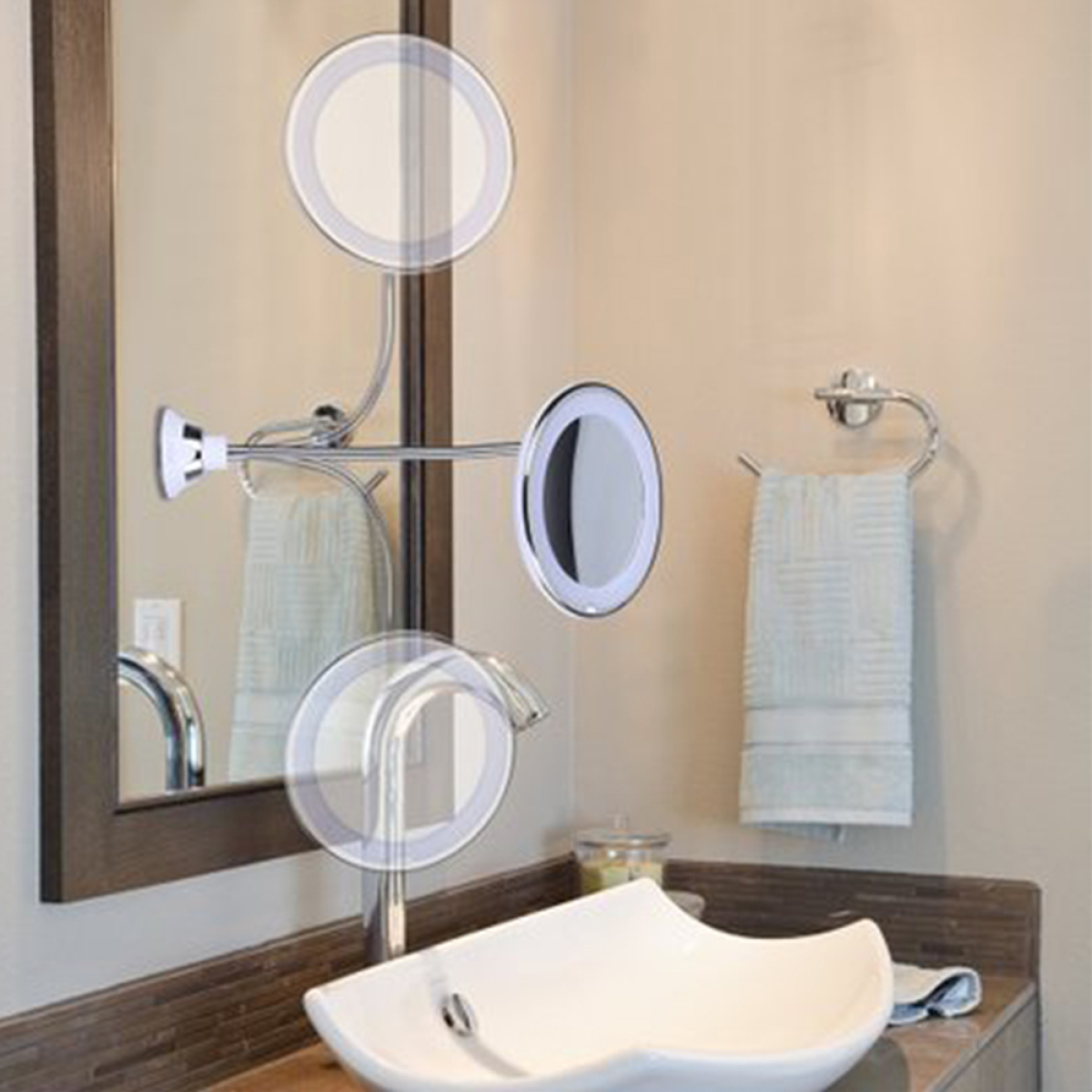 Badezimmerspiegel mit zwei kreisförmigen Spiegeln und einem weißen Waschbecken.