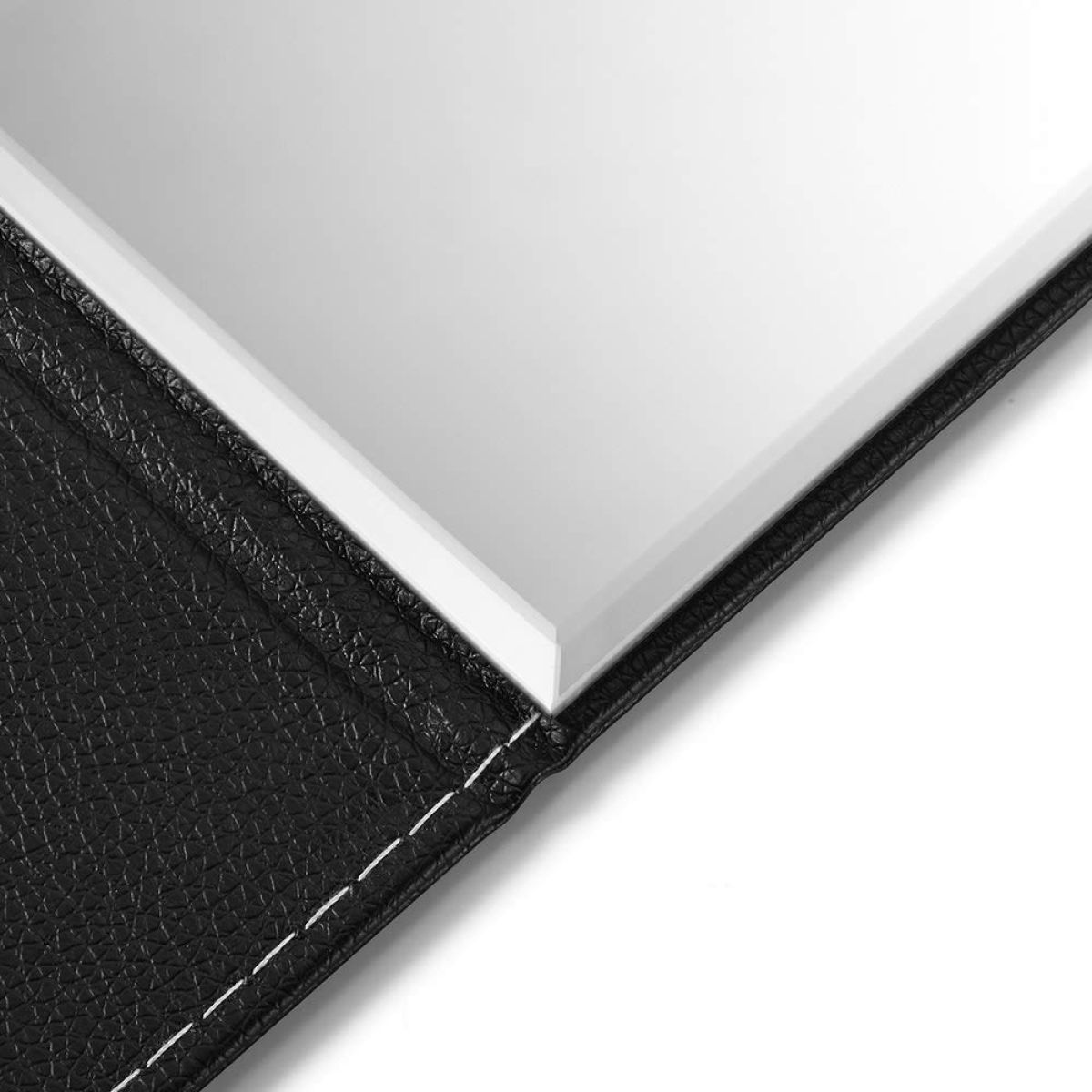 Eine schwarze Leder-Telefonhülle, offen, mit Spiegel und weißen Nähten.