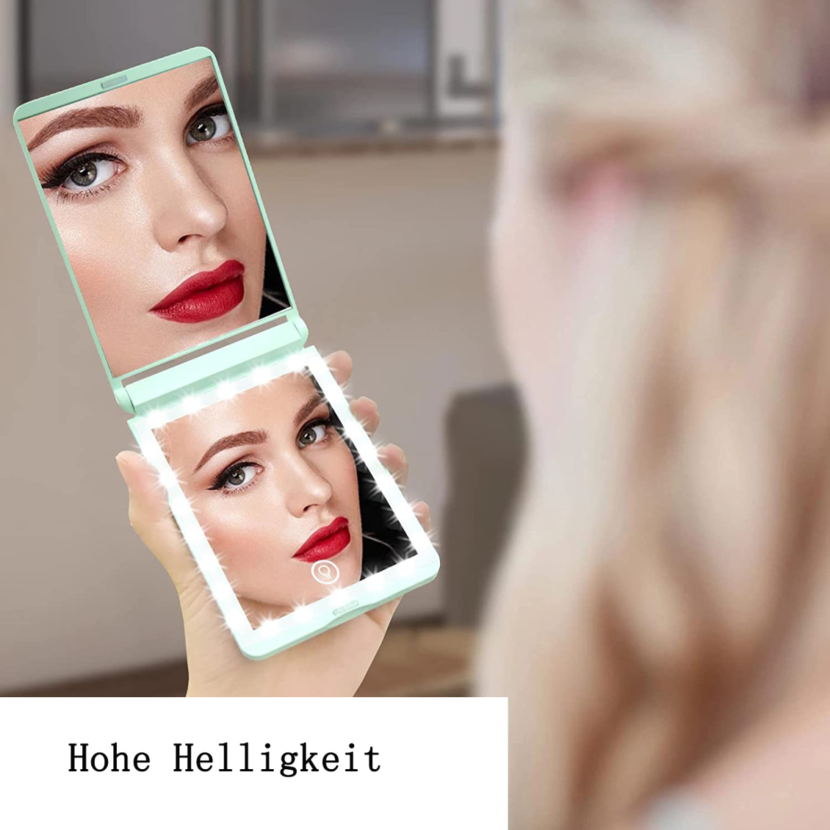 Eine Frau hält einen beleuchteten, faltbaren Spiegel, der ihr Gesicht mit rotem Lippenstift zeigt.