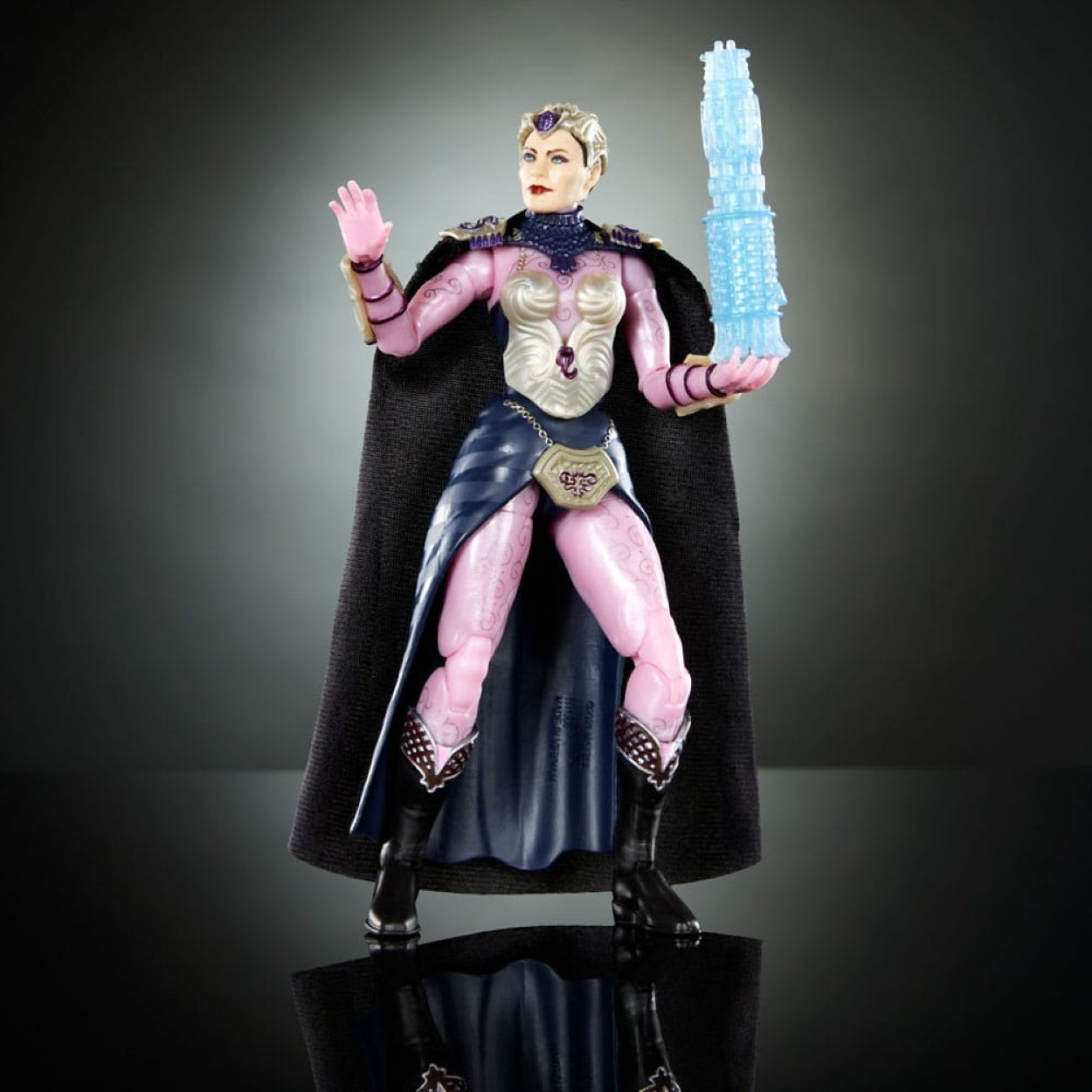 Eine weibliche Actionfigur, die einen blauen Stab hält, trägt einen schwarzen Umhang und Rüstung.