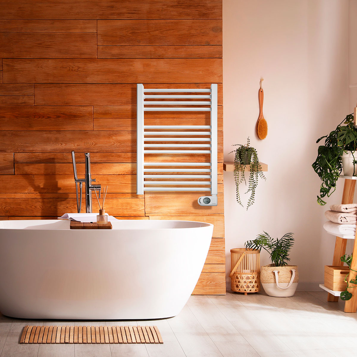 Scena bagno: vasca bianca, portasciugamani bianco, piante, parete e pavimento in legno. Appesa una spazzola di legno.