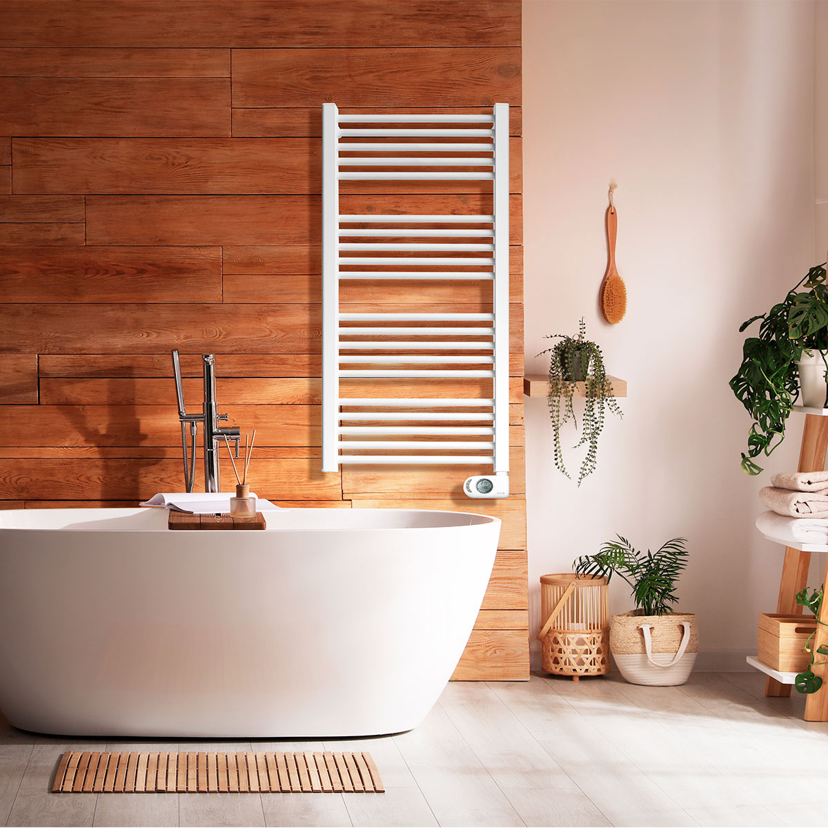 Una scena di bagno con vasca bianca e portasciugamani bianco su una parete in legno.