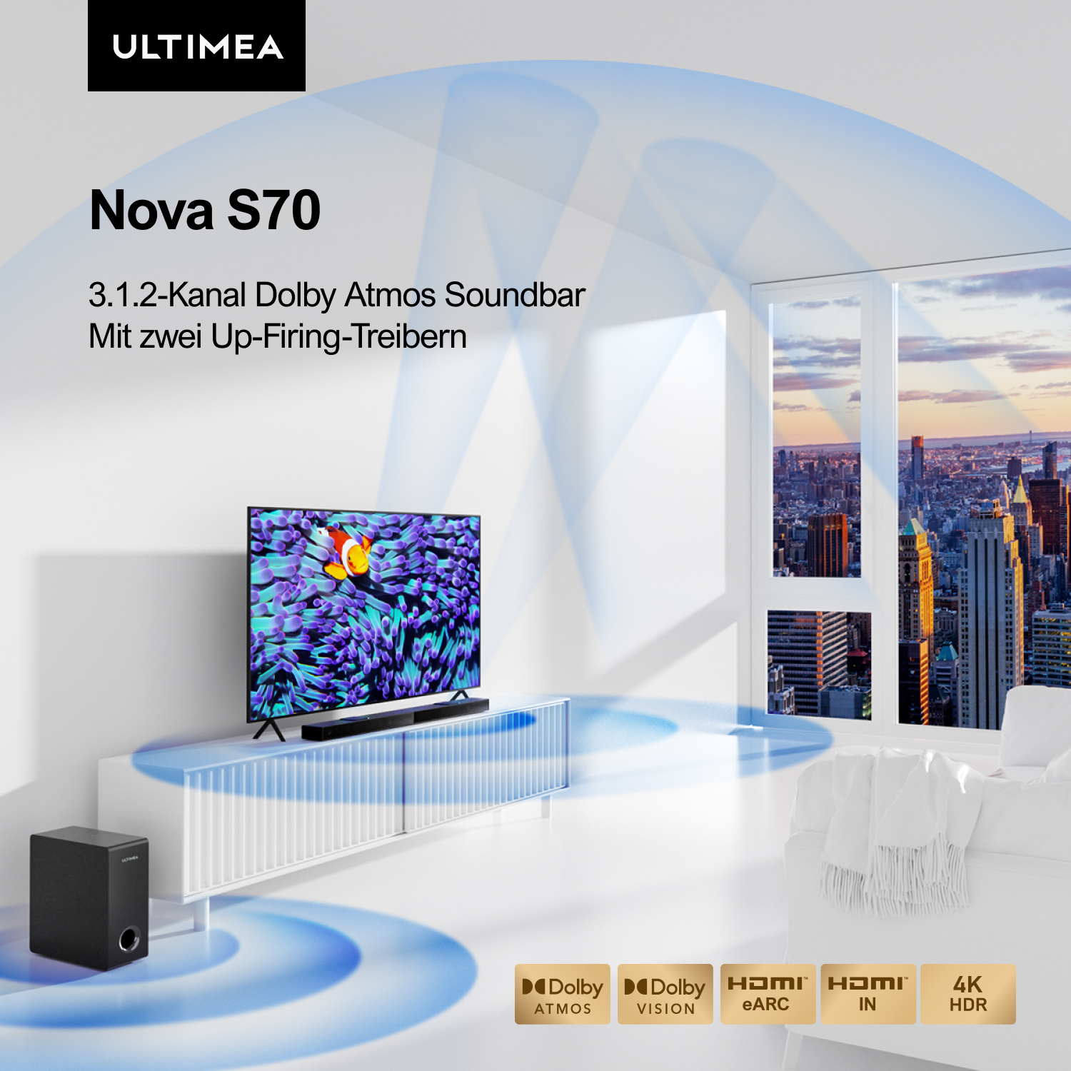 Ein Fernseher zeigt einen Film mit einer Soundbar, einem Subwoofer und einer Stadtansicht im Hintergrund.