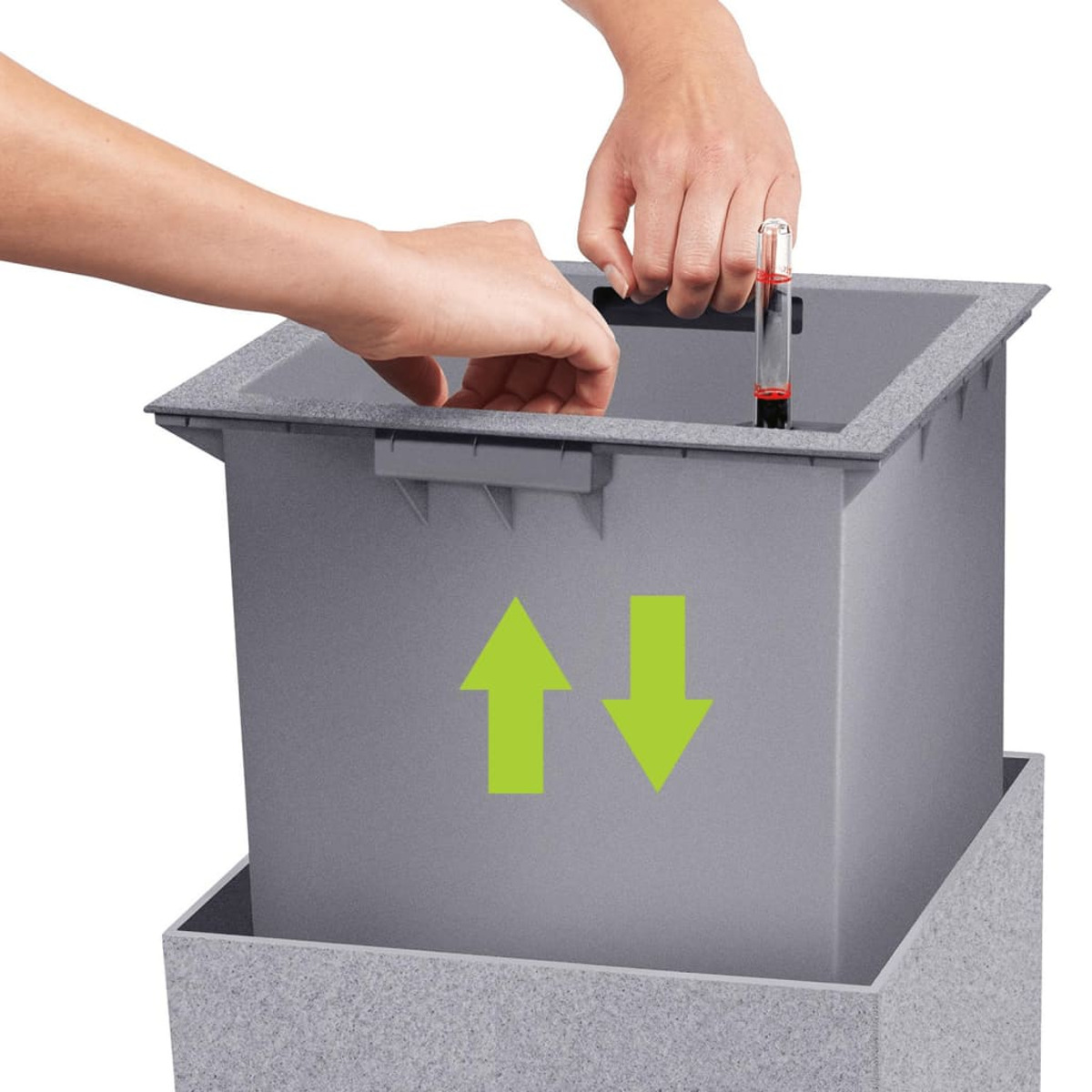 Des mains interagissent avec un conteneur gris avec des flèches vertes vers le haut et vers le bas.