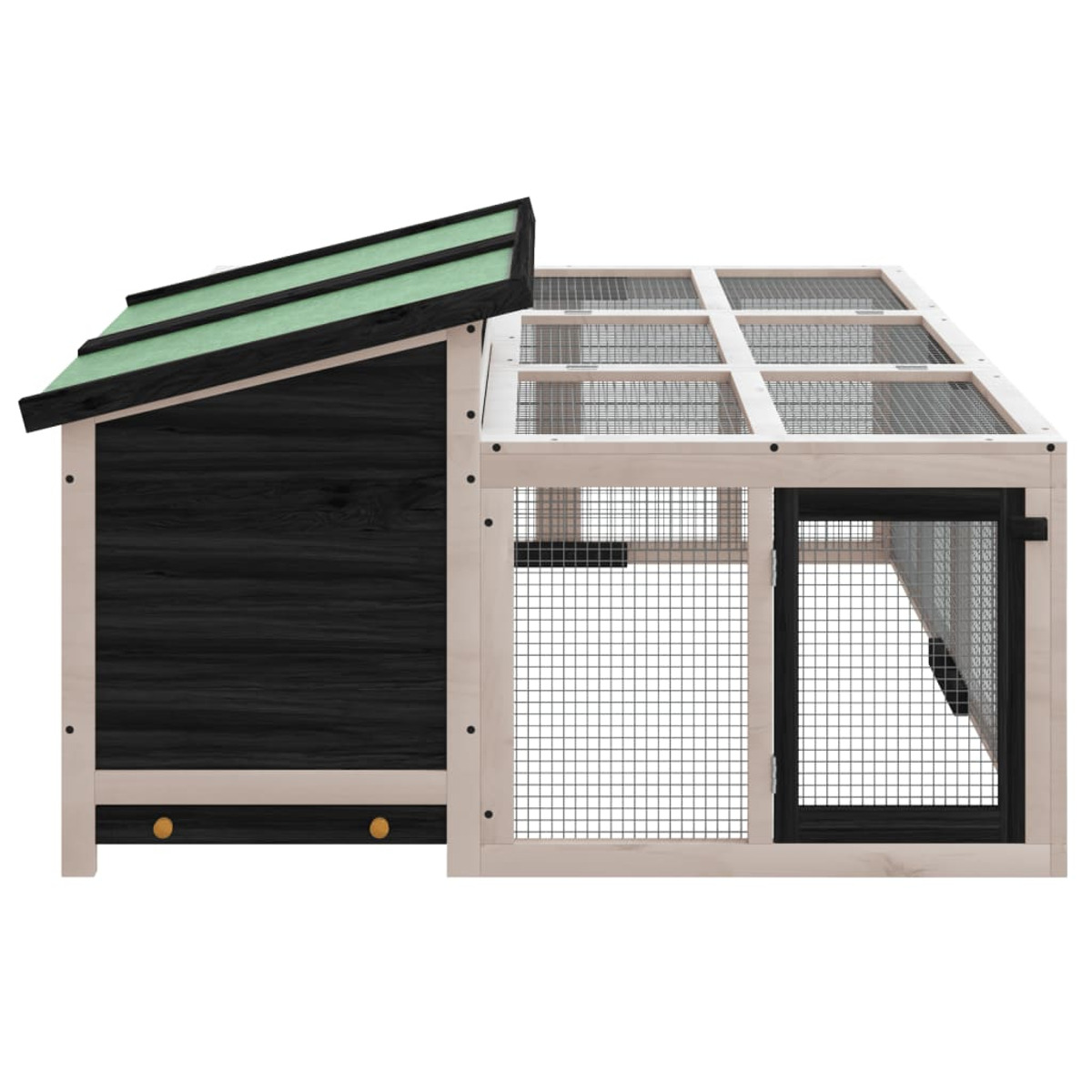 Ein Holzhasehaus mit grünem Dach und Drahtgeflecht auf weißem Hintergrund.